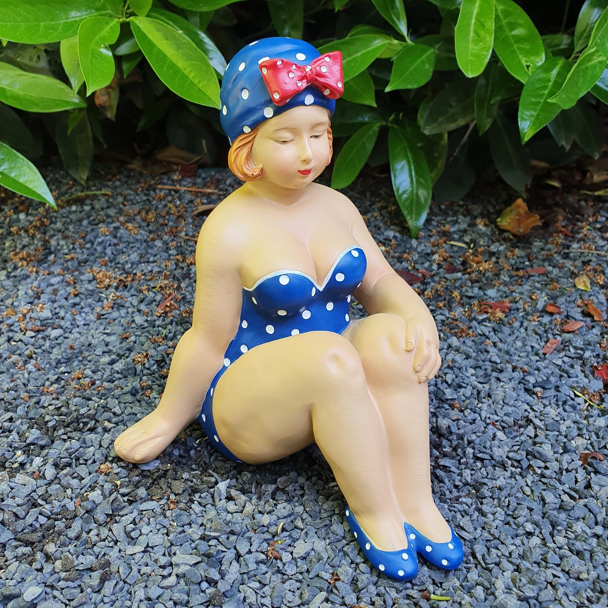 Aspinaworld Gartenfigur Sitzende blaue Badenixe Figur günstig online kaufen