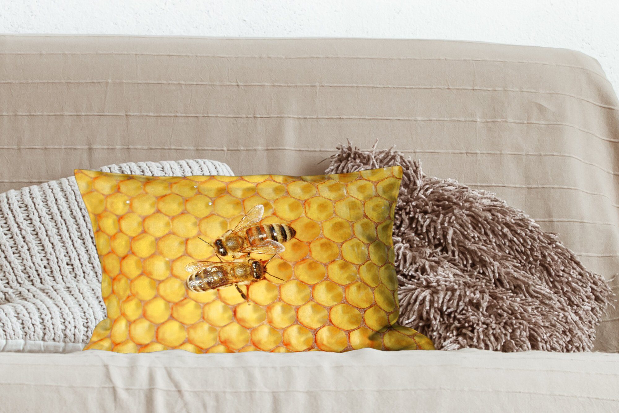 MuchoWow Dekokissen Zwei Honigbienen Füllung, Dekokissen Schlafzimmer Zierkissen, Honigwabe, Dekoration, auf mit Wohzimmer einer
