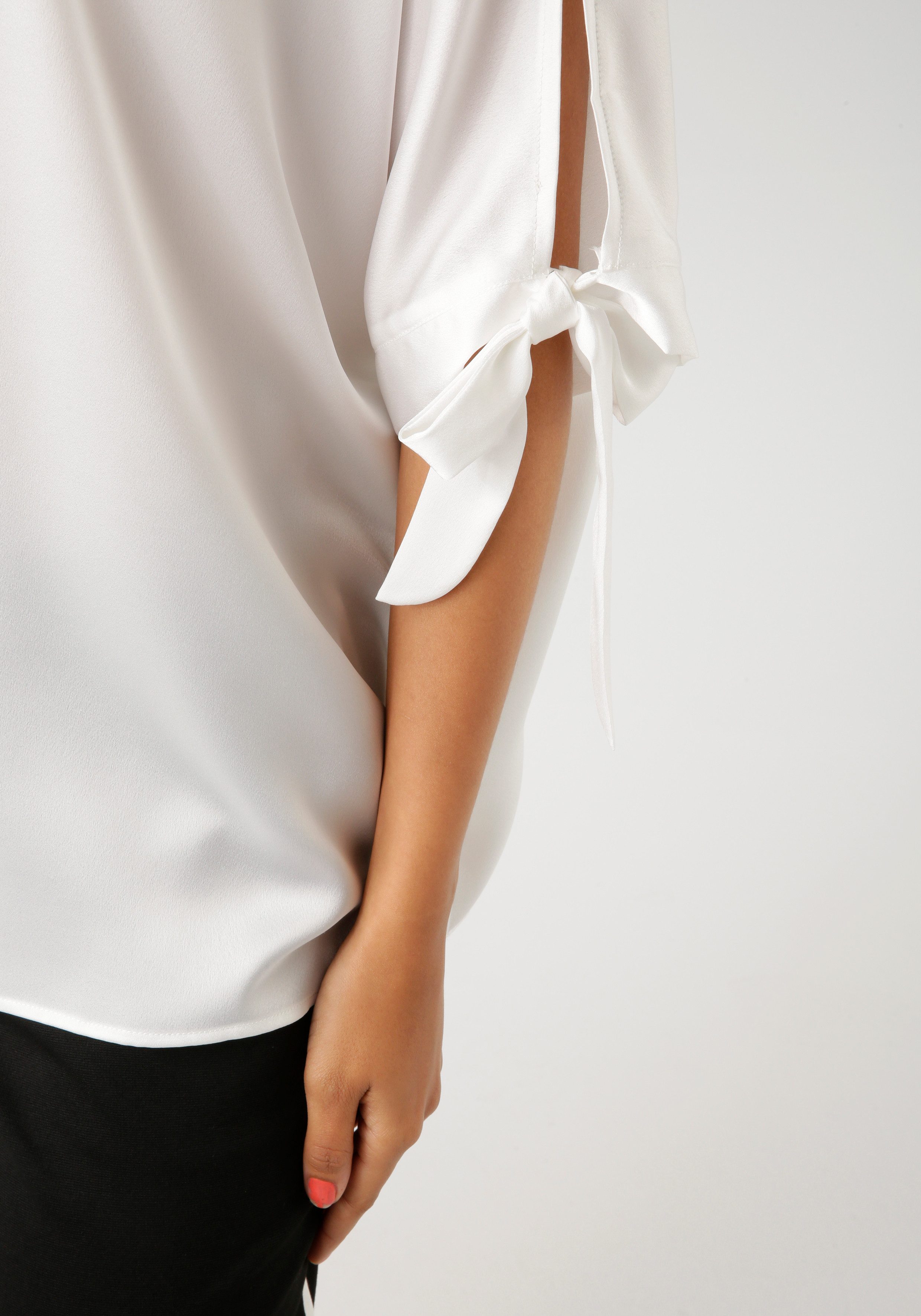 Aniston CASUAL Schlupfbluse mit raffinierten Cut-Out an den 3/4-langen Ärmeln