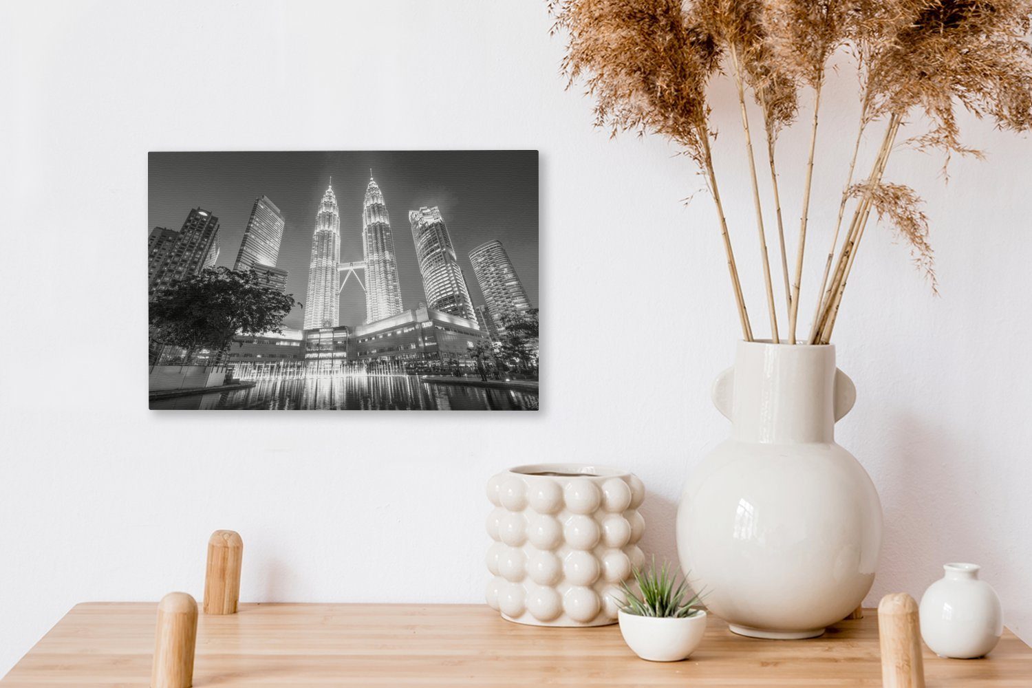OneMillionCanvasses® Aufhängefertig, Leinwandbild 30x20 (1 Wanddeko, und - abendlich schwarz Die Petronas-Türme beleuchteten Wandbild cm weiß, Leinwandbilder, St),