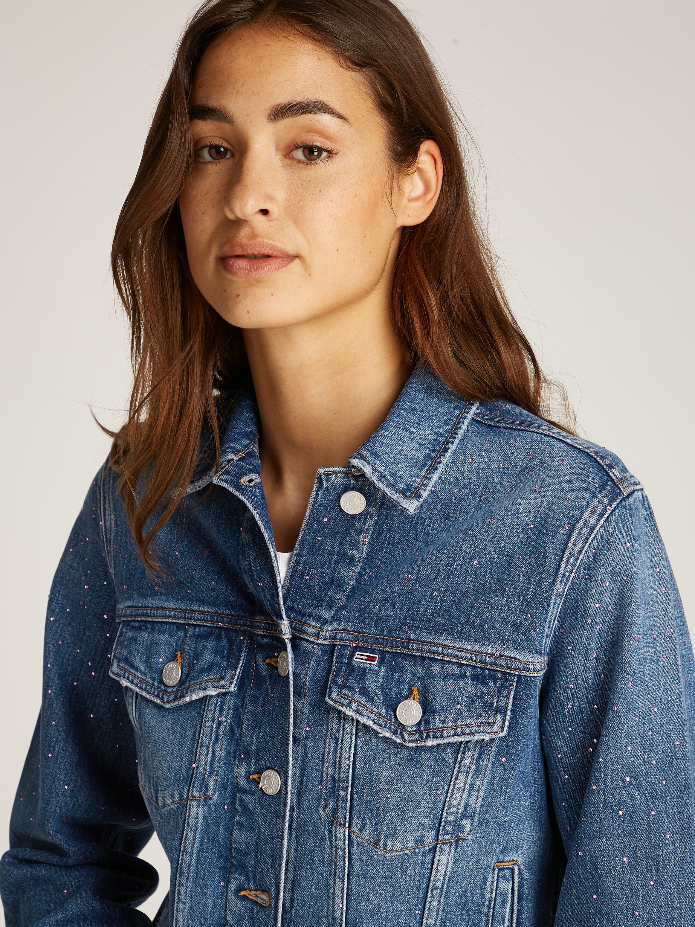 Tommy Jeans Jeansjacke CLASSIC TRUCKER JACKET AI6136 mit typischen Trucker Details, mit Schmucksteinen