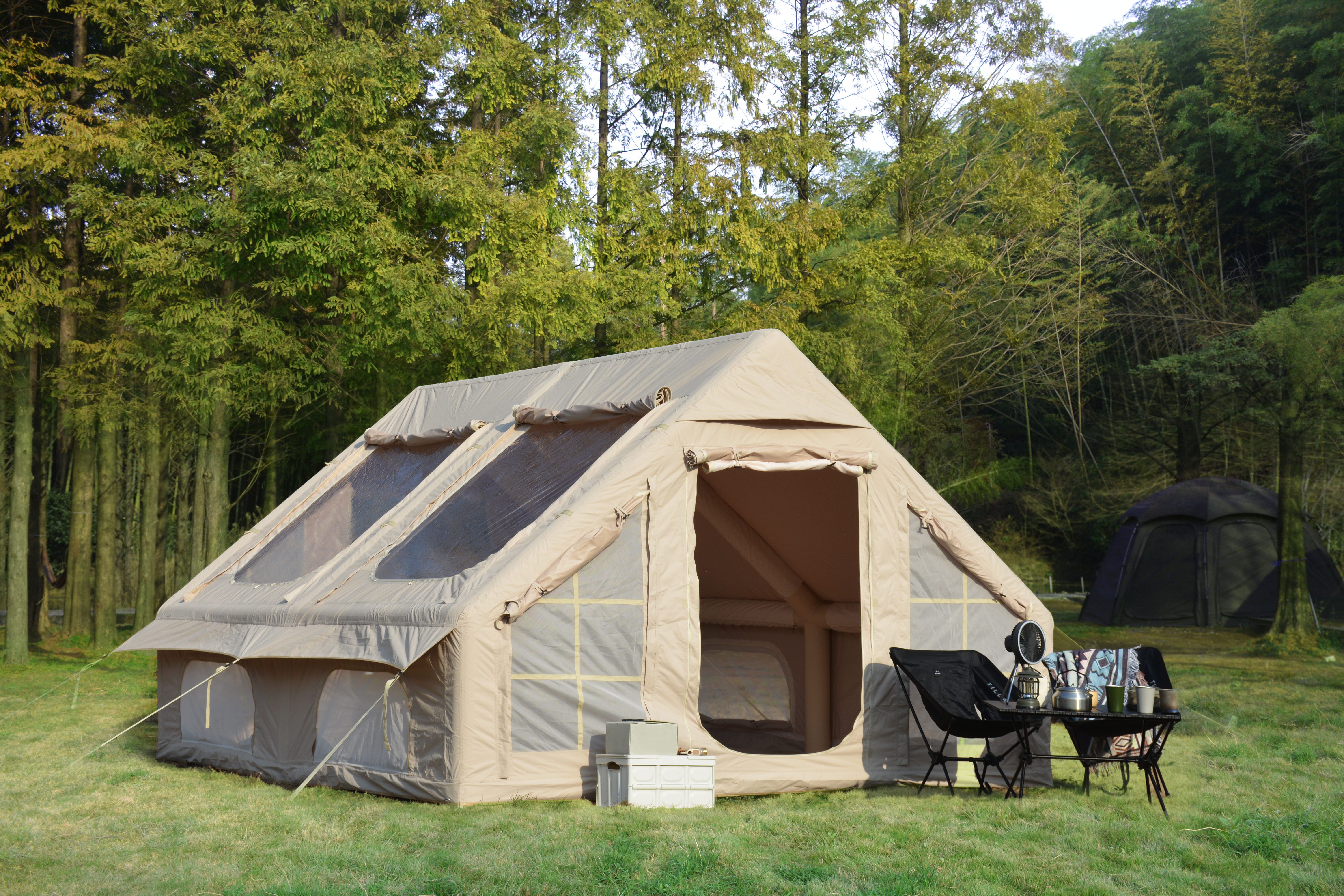 i@home aufblasbares Zelt Luftzelt wasserdicht, Personen: 8 (12 m², UPF50+ UV-Schutz, 300D Baumwollgefühl, 1 tlg., mit 3D-Moskitonetzen, 2 Türen, 6 Fenster), Campingzelt Schneller Aufbau, ohne Stangen L × B × H: 3 × 4 × 2 m