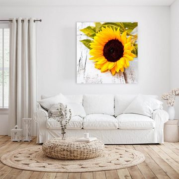 Primedeco Glasbild Wandbild Quadratisch Sonnenblume auf Holztisch mit Aufhängung, Blumen