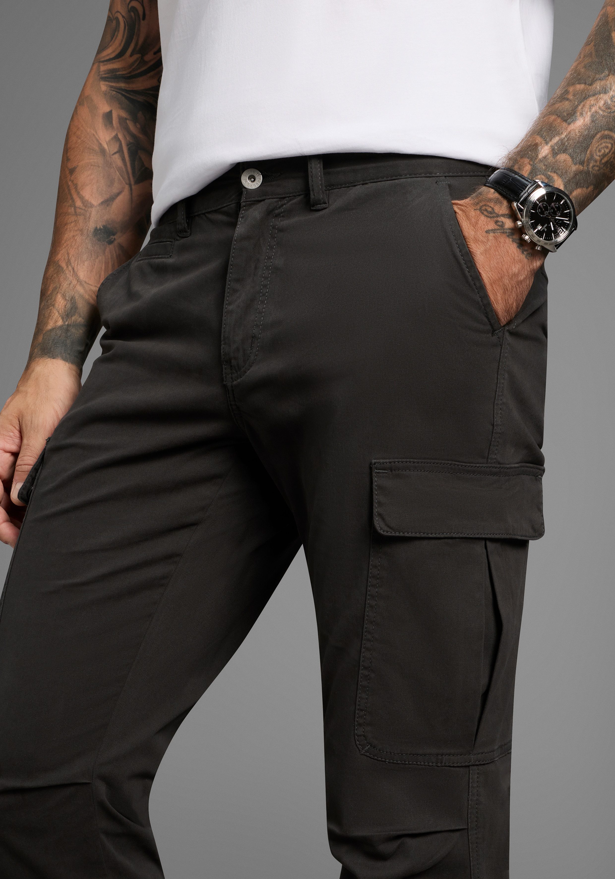 Bruno Banani Cargohose moderne Passform, eng anliegende Cargotaschen