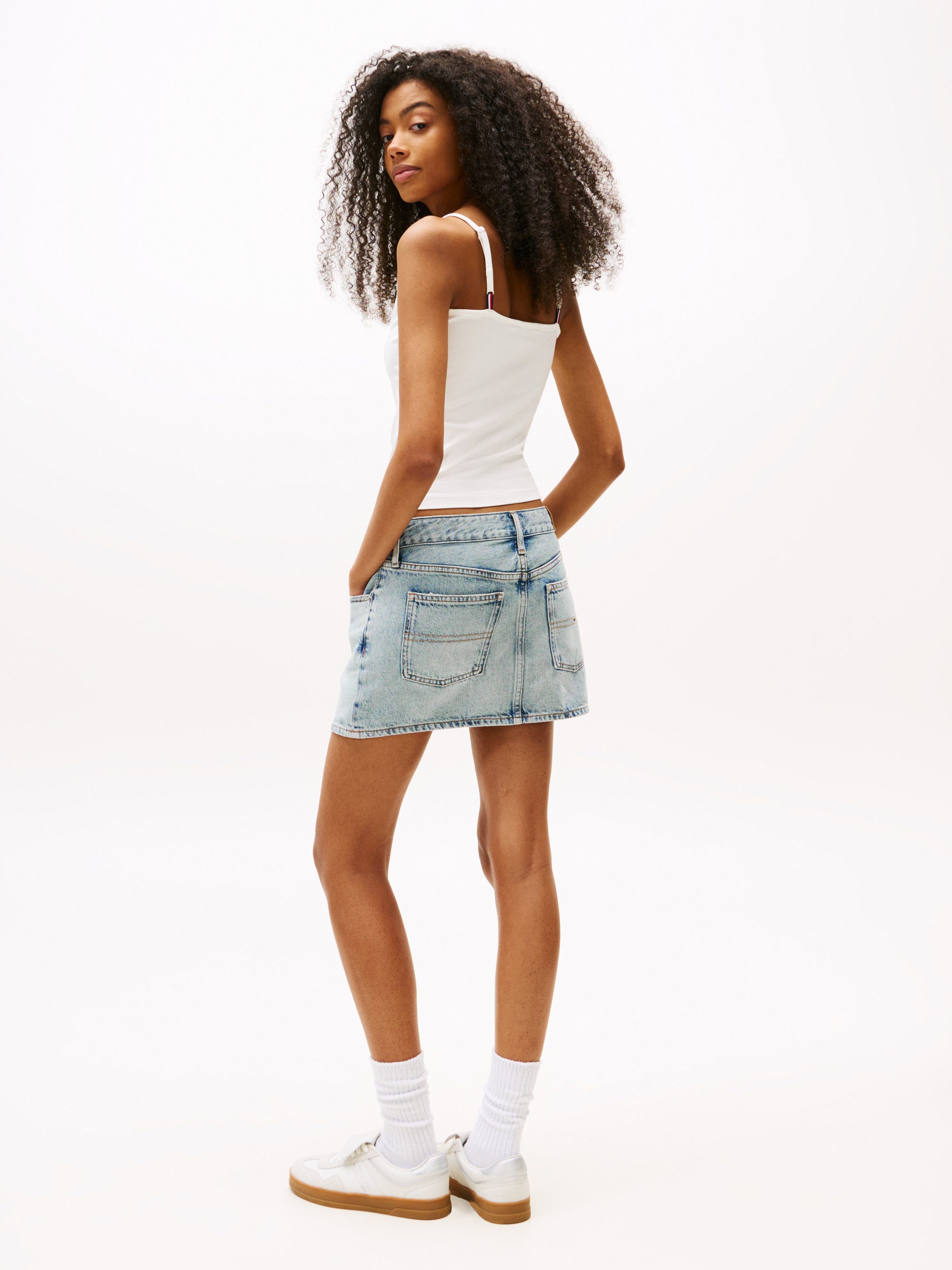 Tommy Jeans Spaghettitop TJW ESSENTIAL STRAP TOP EXT mit Logostickerei, Slim Fit