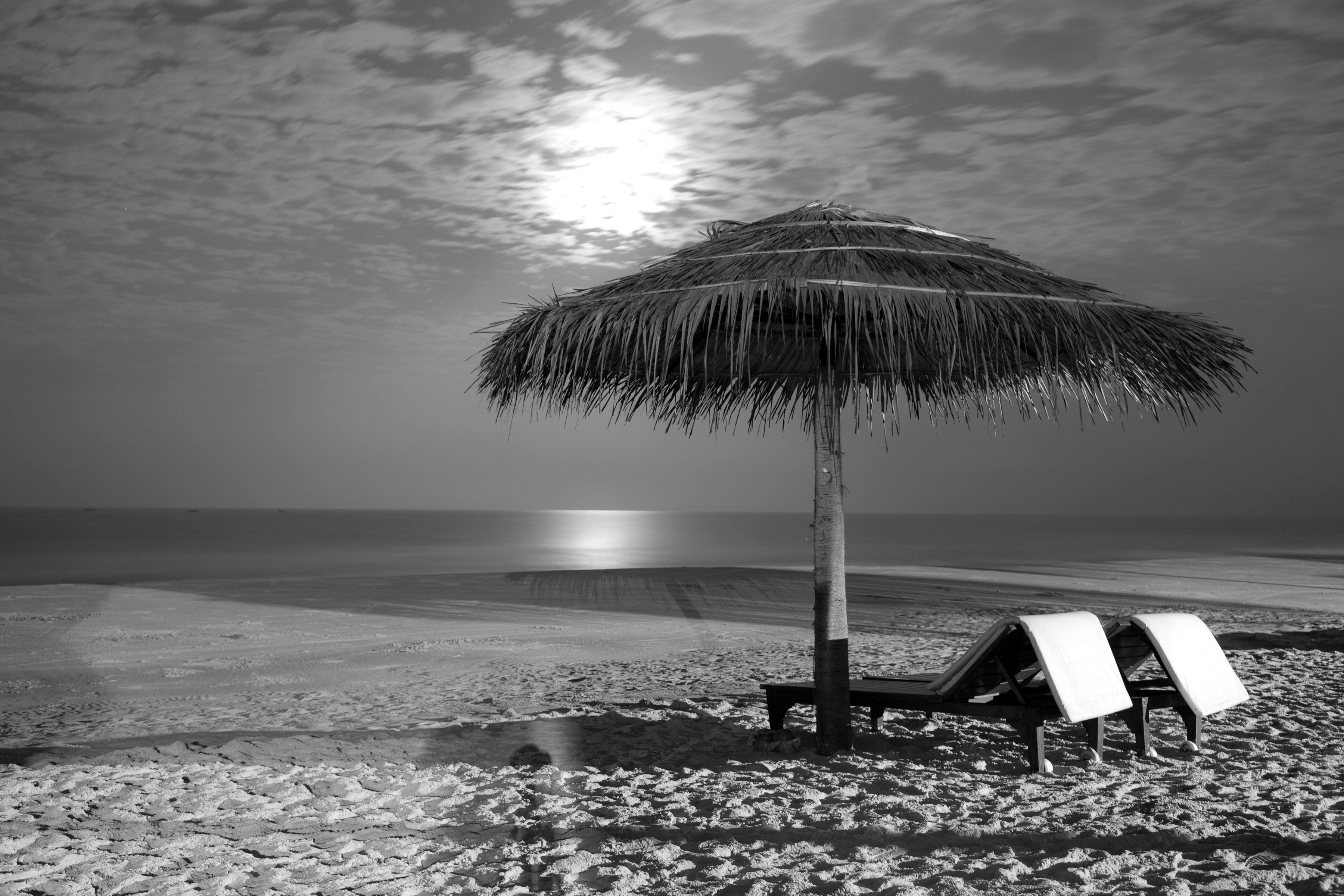 Schwarz Strand Fototapete Weiß & Papermoon