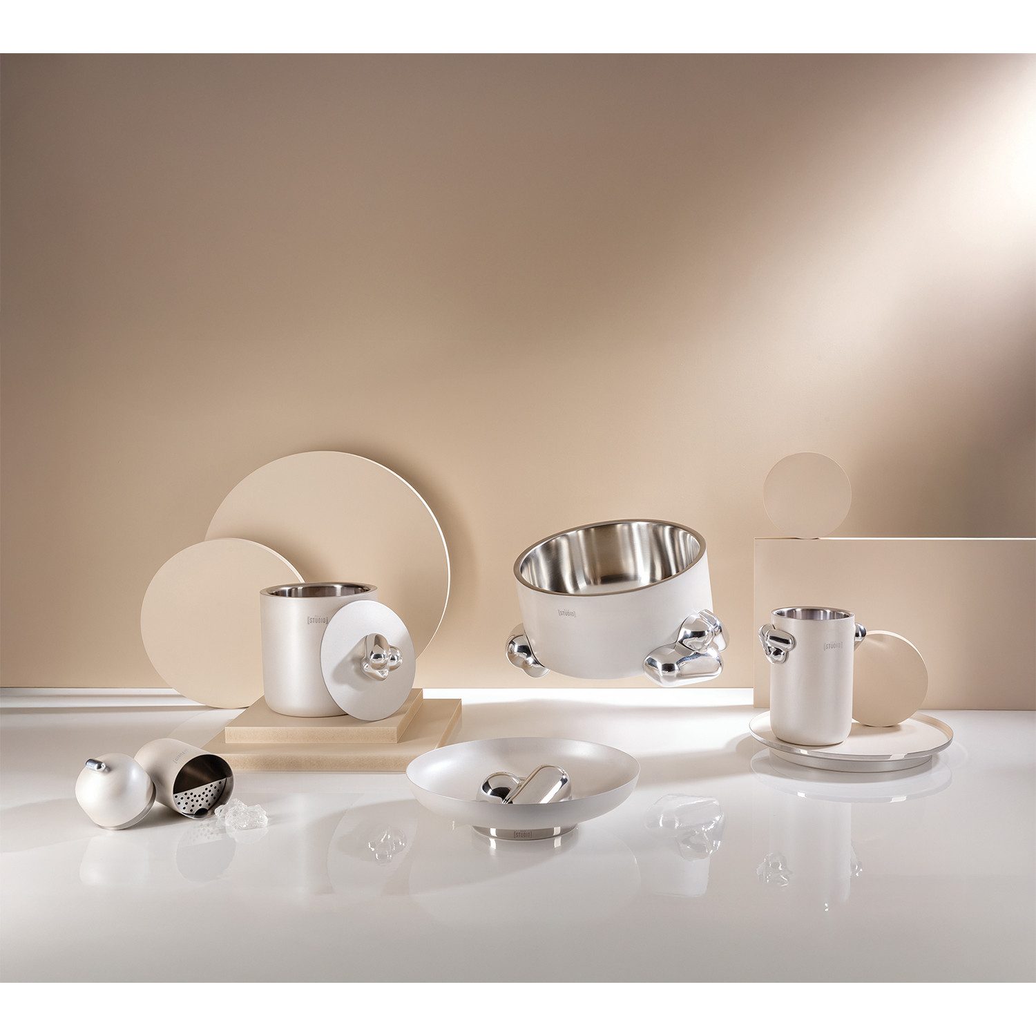 FINK STUDIO Servierteller SPACE PEARL Tablett - creme/silber - Aluminium/Edelstahl - Ø 30cm, Aluminium; Edelstahl ; pulverbeschichtet, (1x Tablett, Tragehilfe - Platte - Schale - Servierhilfe - Tafel - Tragplatte), Servierbrett - Servierplatte - Trageplatte - Brettchen - Abstellbrett