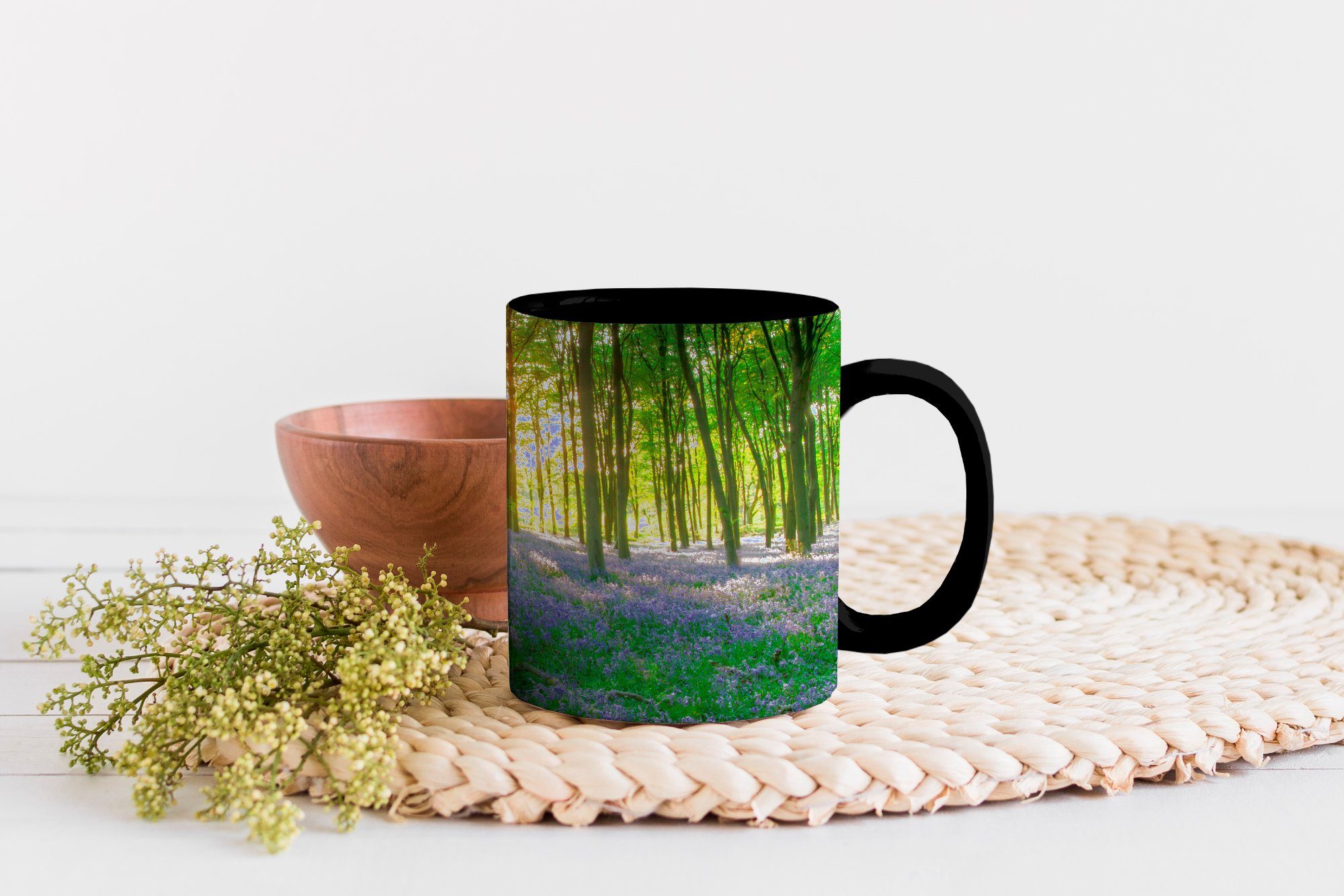 sonnigen Zaubertasse, Kaffeetassen, Teetasse, Tag, MuchoWow Keramik, mit einem an Sternhyazinthen Ein Farbwechsel, Tasse Wald bewachsener Geschenk