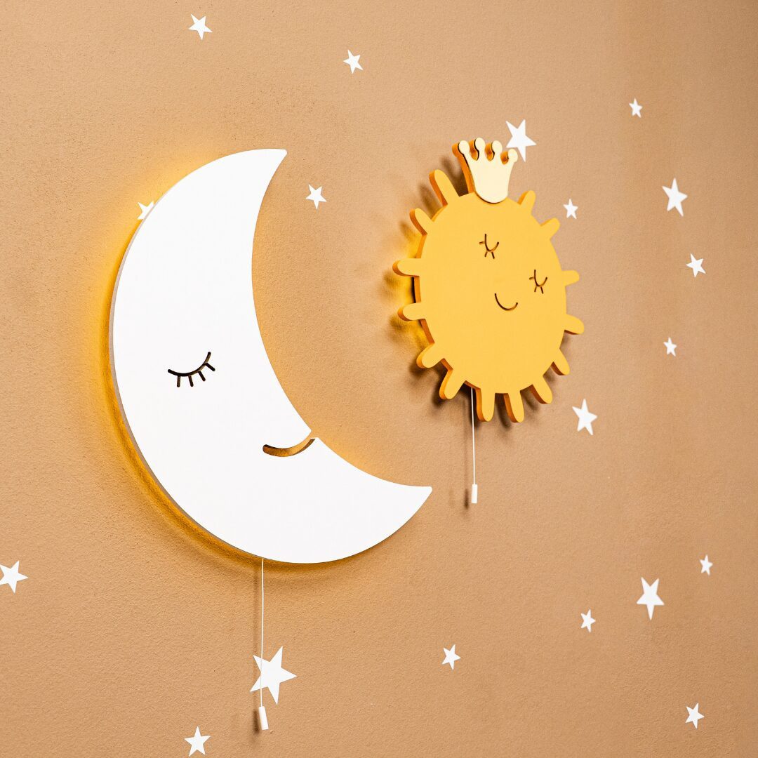 COZYCOLLECTIONS LED Wandleuchte Handbemaltes LED-Wandnachtlicht Mond + Sonnen in Holzoptik, LED, Warmweiß, Montessori: warmes Licht & Ziehschalter für Selbstständigkeit