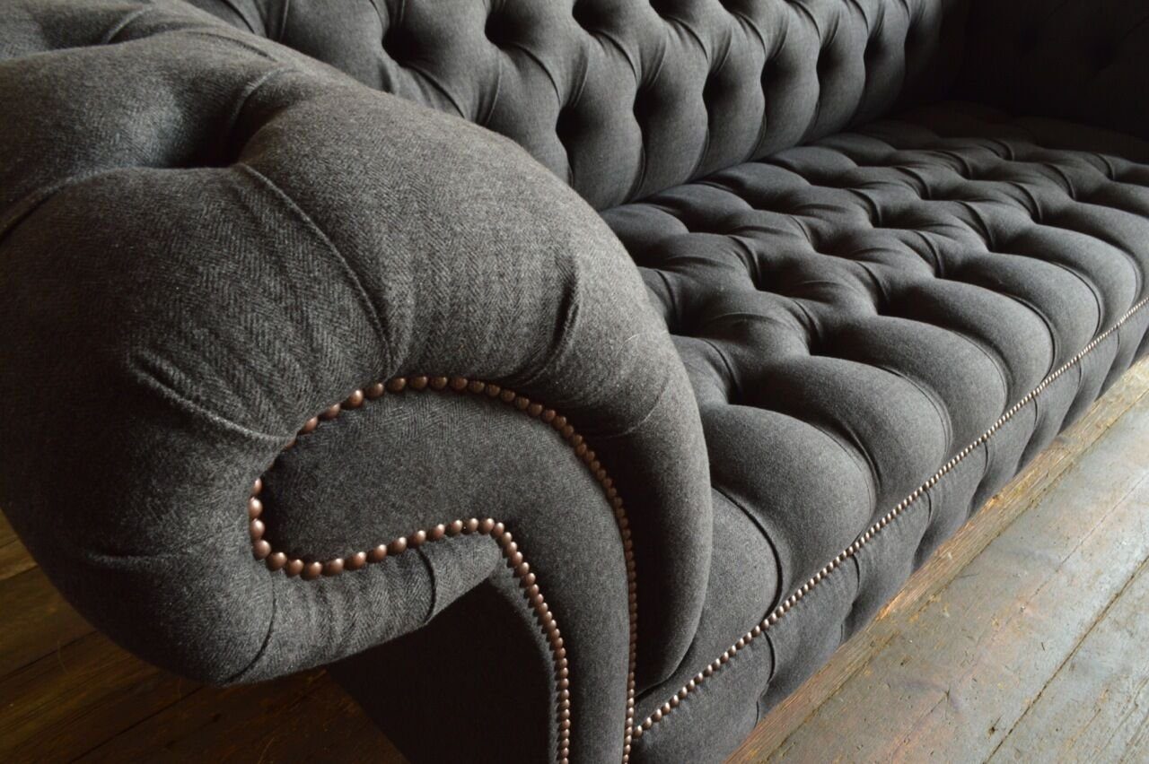 Original Couchen Grau Chesterfield-Sofa Neu, JVmoebel Chesterfield Stoff Sofas JVMoebel Rückenlehne mit Die Sofa Knöpfen.