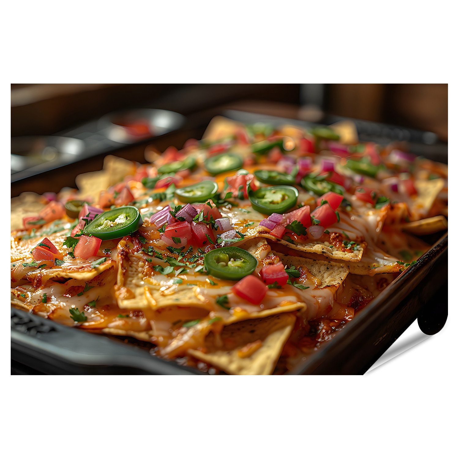 Poster Wandbild: Tablett-Nachos: Mit Paprika, Zwiebeln, Jalapenos und knuspri