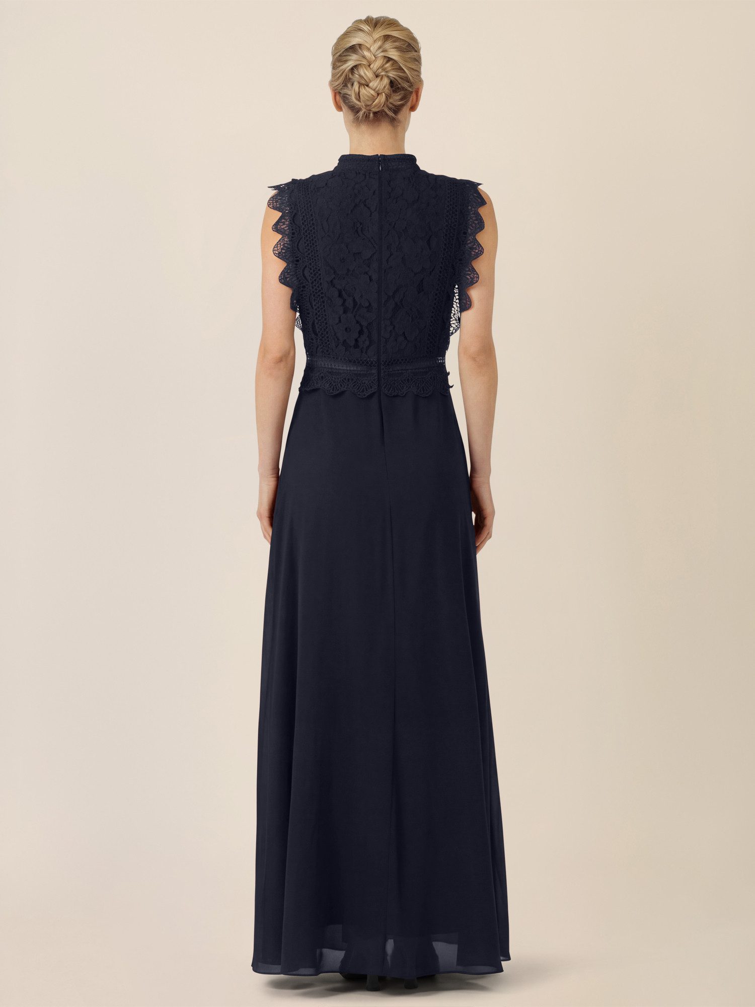 Apart Abendkleid mit Häkelspitze und Stehkragen