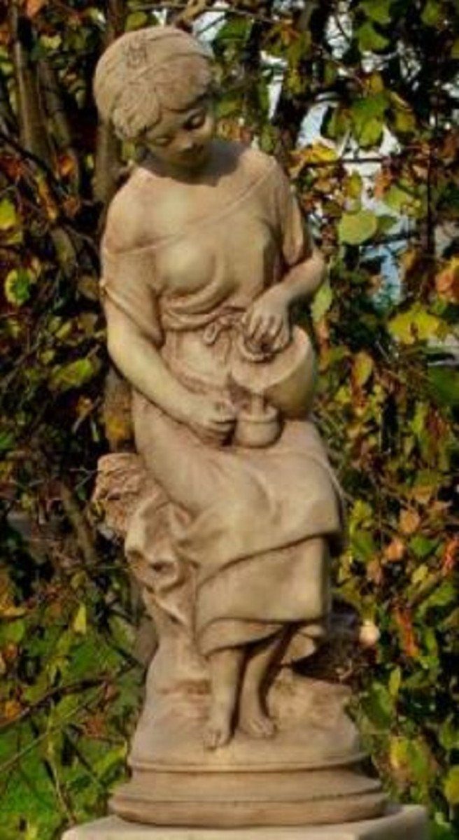 Casa Padrino Skulptur Jugendstil Skulptur Melkerin Grau / Beige 24 x 24 x H. 62 cm - Gartendeko Steinfigur