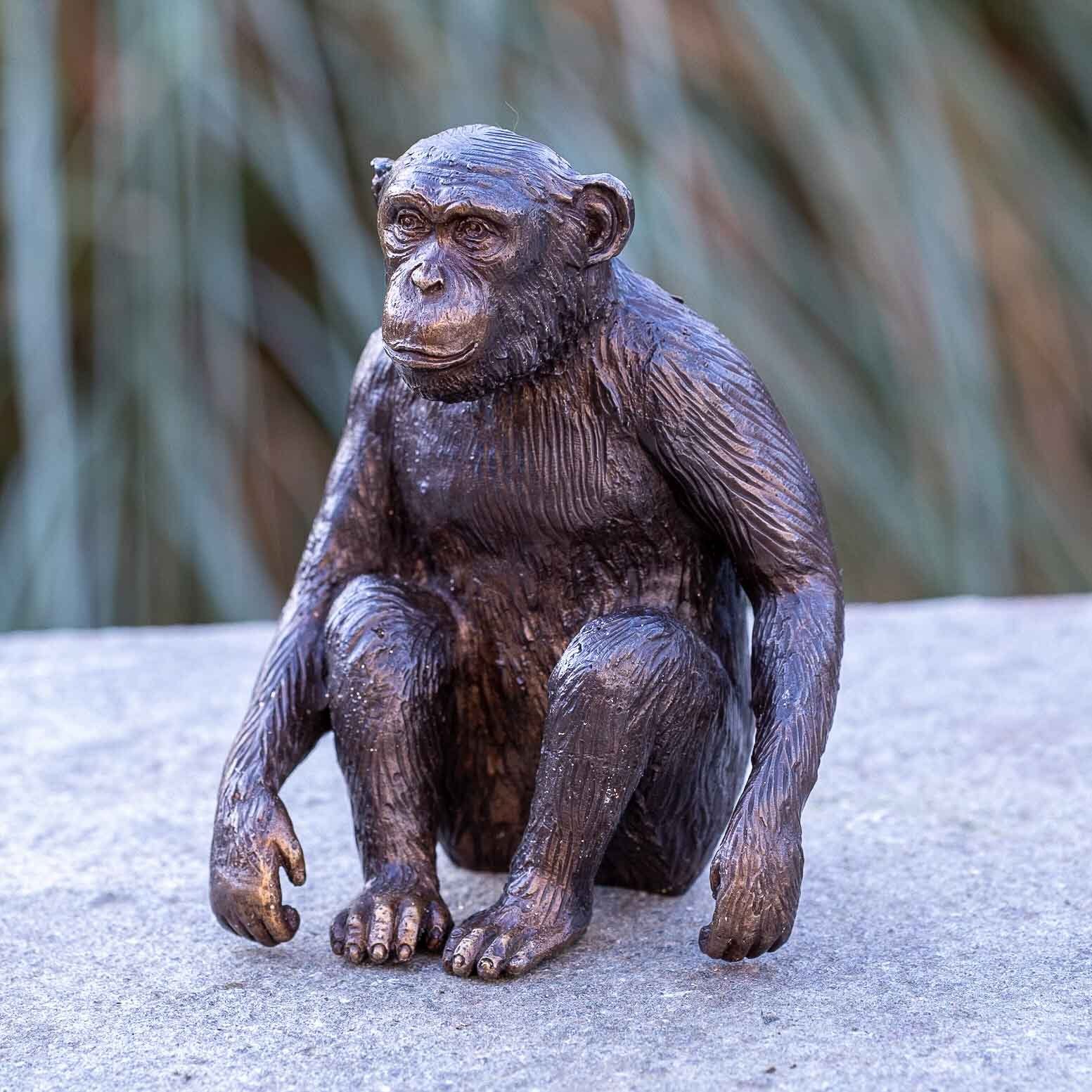 IDYL Dekofigur IDYL Bronze-Skulptur Schimpanse, Bronze – sehr robust – Langlebig – witterungsbeständig gegen Frost, Regen und UV-Strahlung. Die Modelle werden in Wachsausschmelzverfahren in Bronze gegossen und von Hand patiniert.