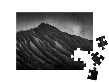 puzzleYOU Puzzle Blick auf den Vulkan Bromo, Indonesien, 48 Puzzleteile, puzzleYOU-Kollektionen Fotokunst, Schwarz-Weiß