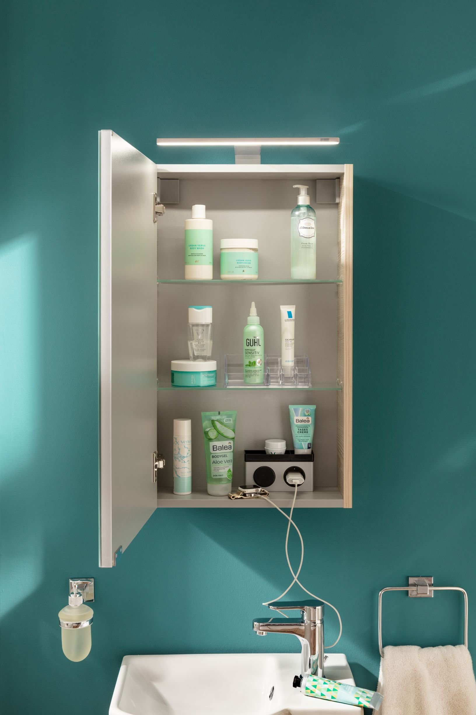 FACKELMANN Spiegelschrank SBC (Spiegelschrank mit LED-Aufsatzleuchte) für das Gästebad, Schalter und Steckdose, Breite 40cm, Anschlag links