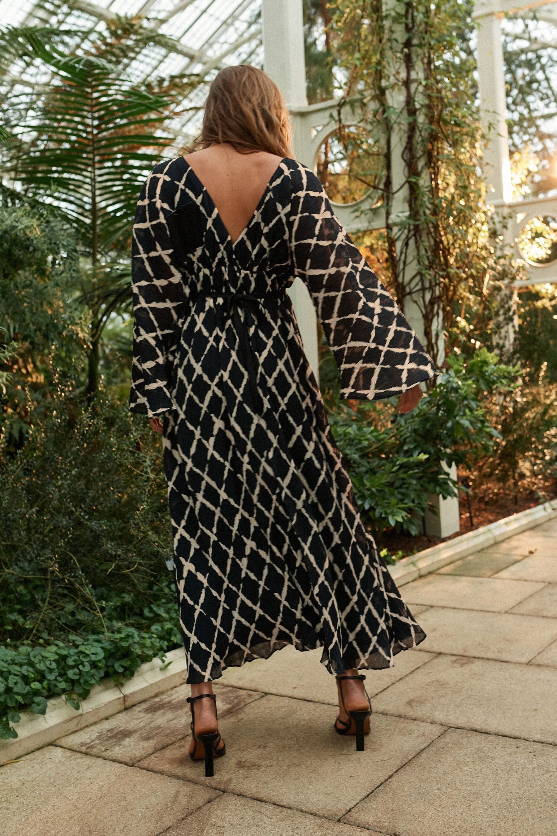 Next Maxikleid Kleid mit V-Ausschnitt und günstig online kaufen
