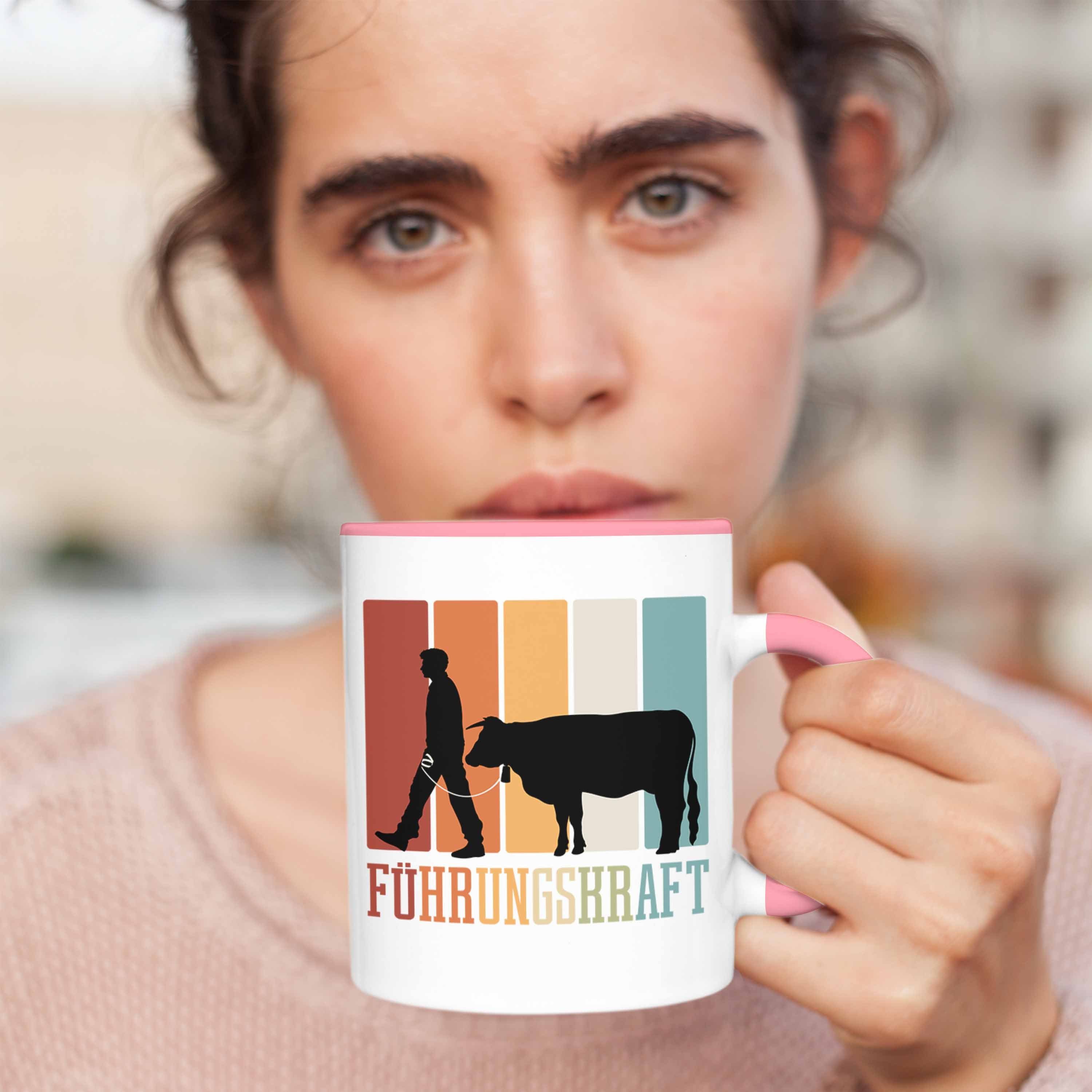 Trendation Tasse Bauer Landwirt Kaffee-Becher Bauern Kuh für Führungskraft Tasse Tasse Rosa