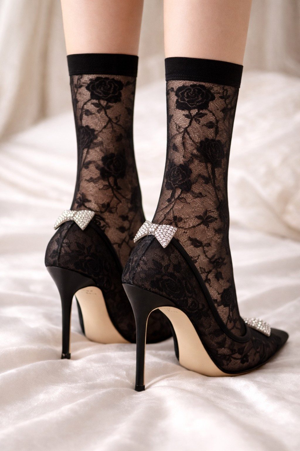 Lycille Feinsocken Elegante Transparente Damen-Socken mit Rosenmuster – Bild 2 von 4