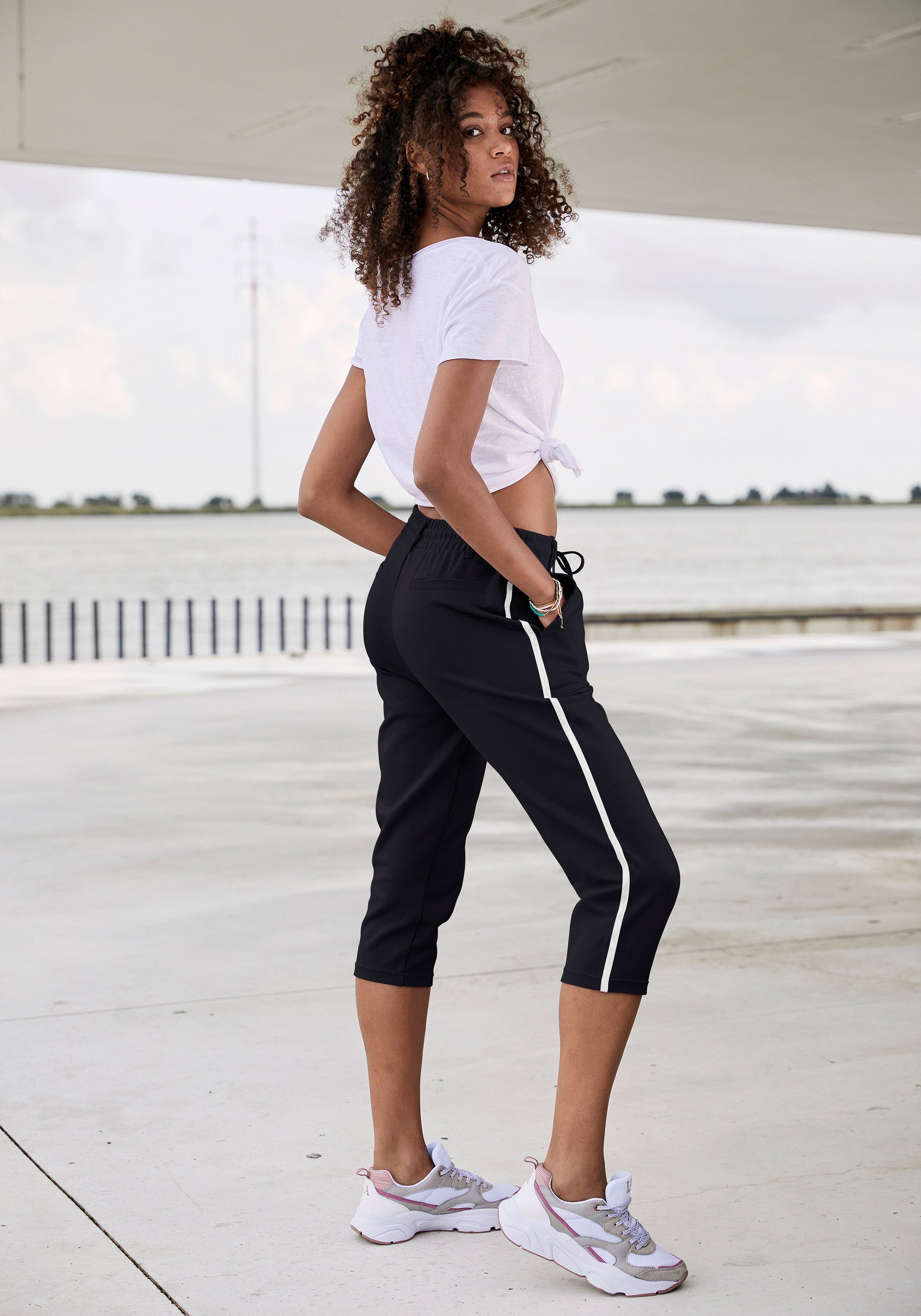 LASCANA Caprihose mit seitlichen Streifen, Loungewear – Bild 3 von 5