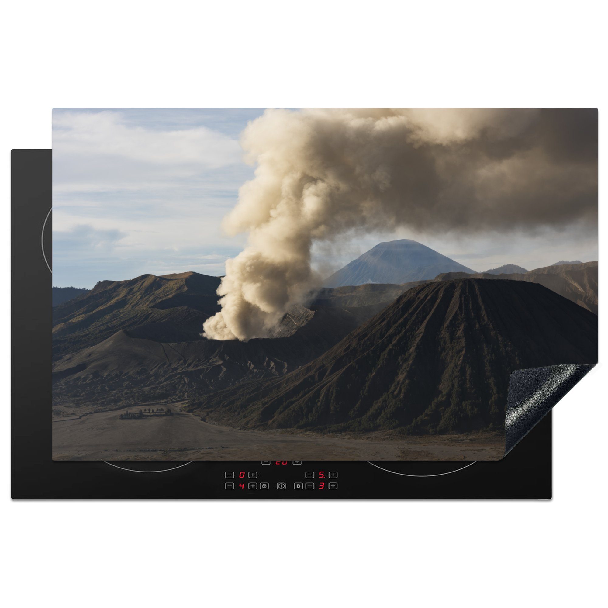 MuchoWow Herdblende-/Abdeckplatte Der rauchende Vulkan Bromo zwischen anderen Vulkanen gesehen, Vinyl, (1 tlg), 81x52 cm, Induktionskochfeld Schutz für die küche, Ceranfeldabdeckung