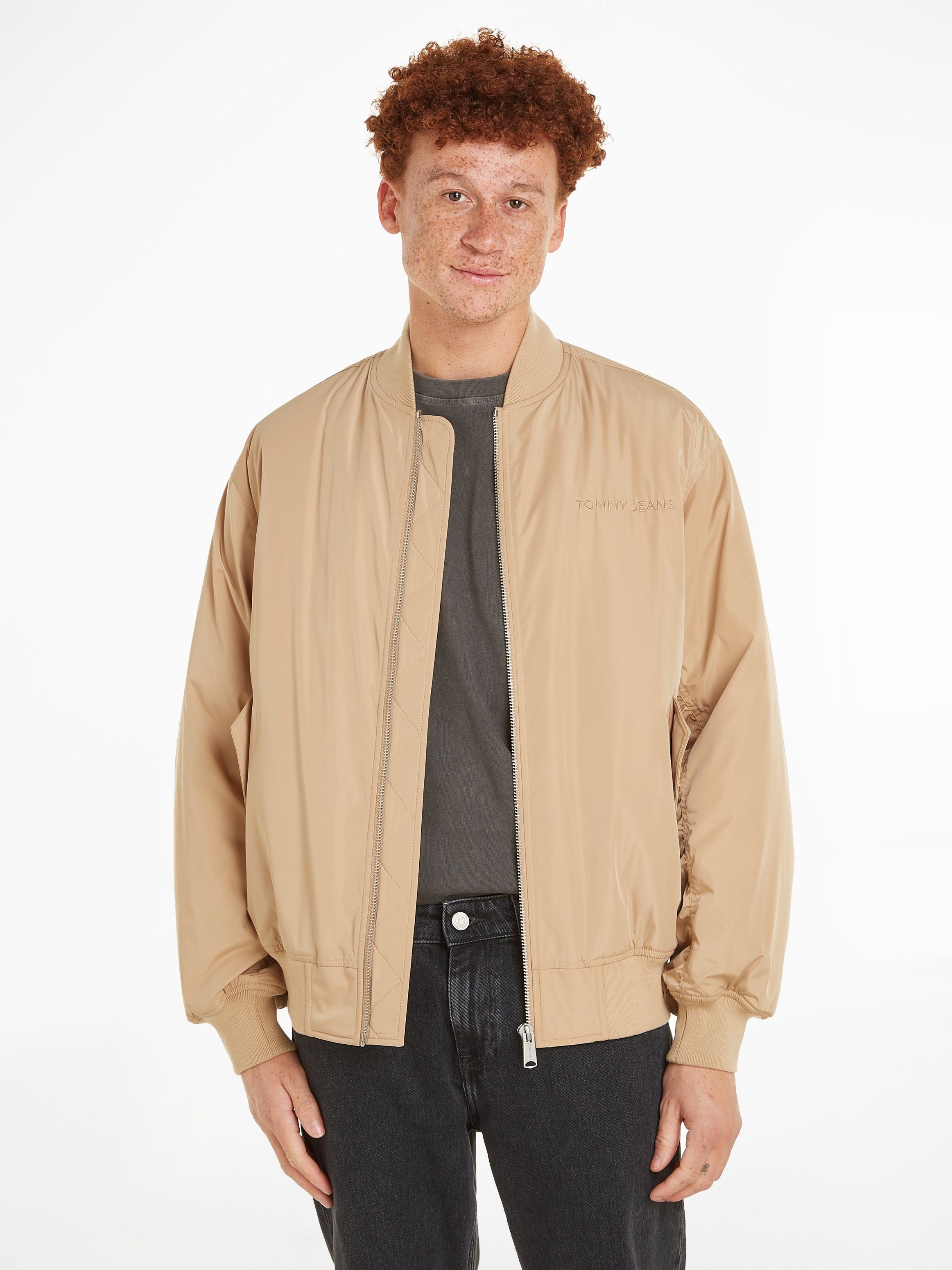 Tommy Jeans Bomberjacke TJM CLASSICS BOMBER JACKET EXT mit Tommy Jeans Logoschriftzug Tawny Sand