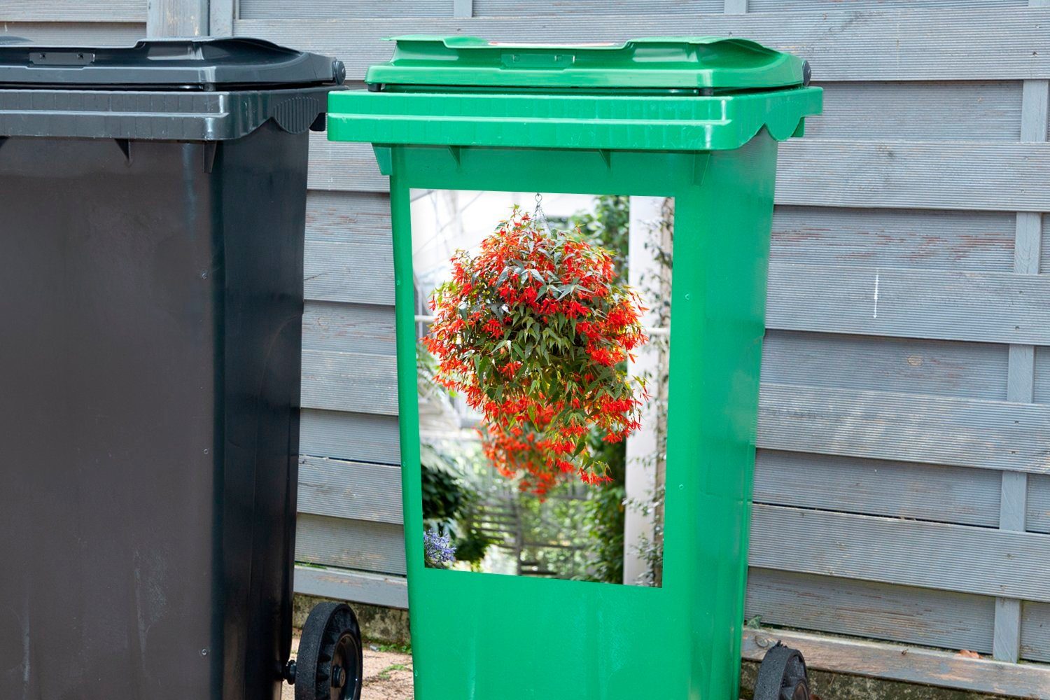 MuchoWow Wandsticker Hängepflanze mit roten Blüten Mülltonne, (1 Sticker, St), Mülleimer-aufkleber, Abfalbehälter Container