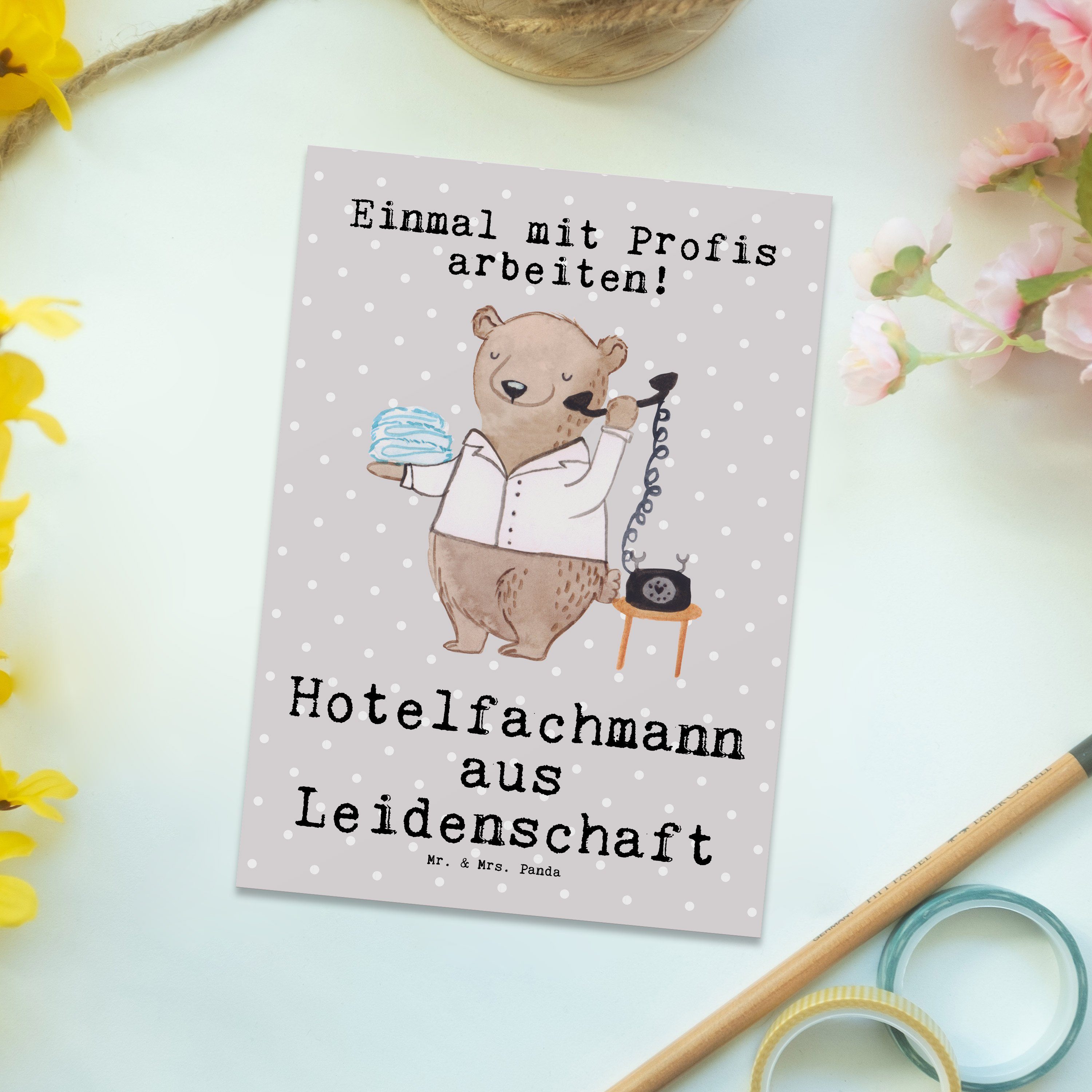 Mr. & Mrs. Panda Postkarte Hotelfachmann aus Leidenschaft - Grau Pastell - Geschenk, Hotelier, D