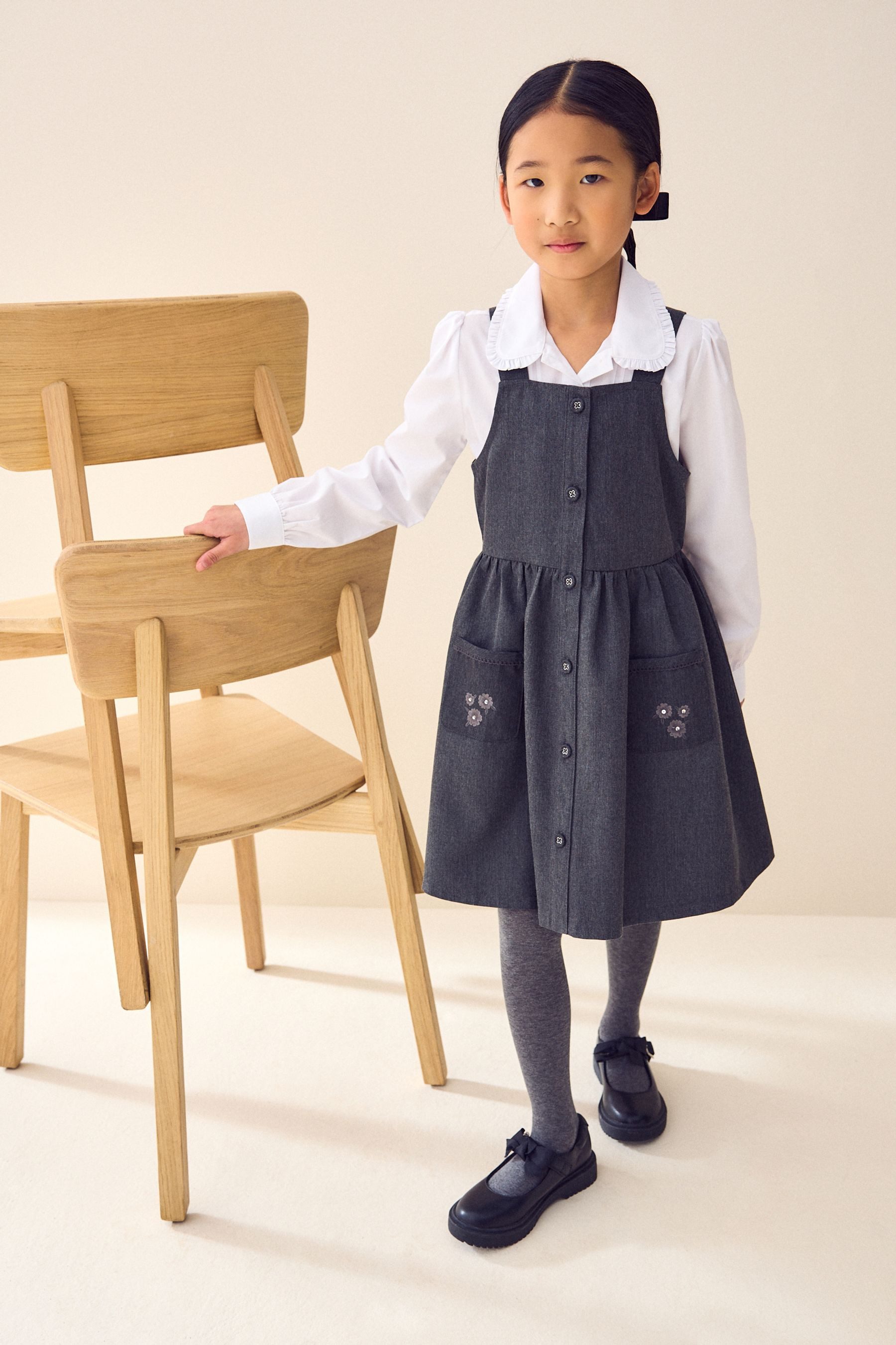 Next Latzkleid Geknöpftes Latzkleid für die Schule mit Stickerei (1-tlg)