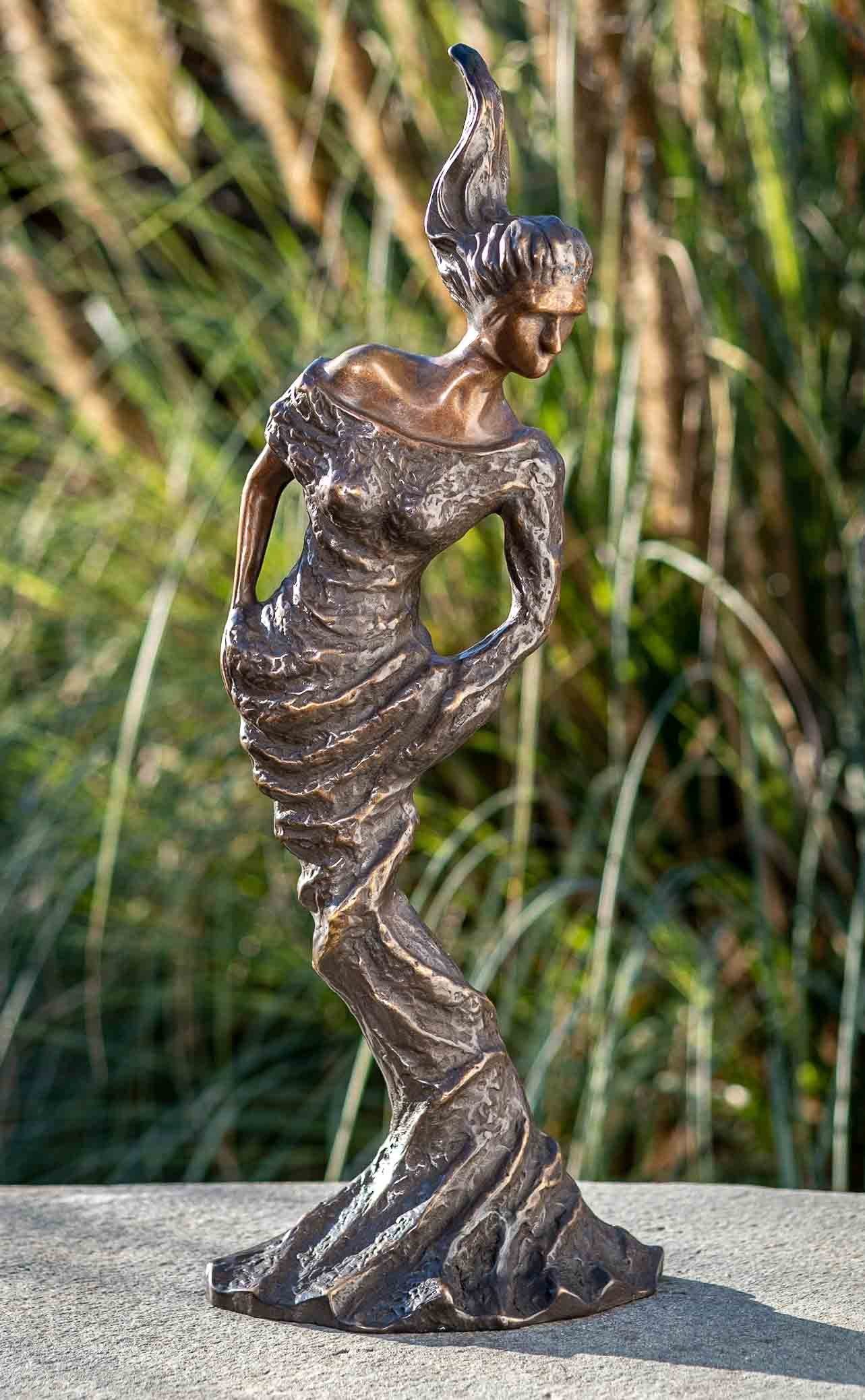 IDYL Gartenfigur IDYL Bronze-Skulptur Moderne Frau, Bronze – sehr robust – Langlebig – witterungsbeständig gegen Frost, Regen und UV-Strahlung. Die Modelle werden in Wachsausschmelzverfahren in Bronze gegossen und von Hand patiniert.