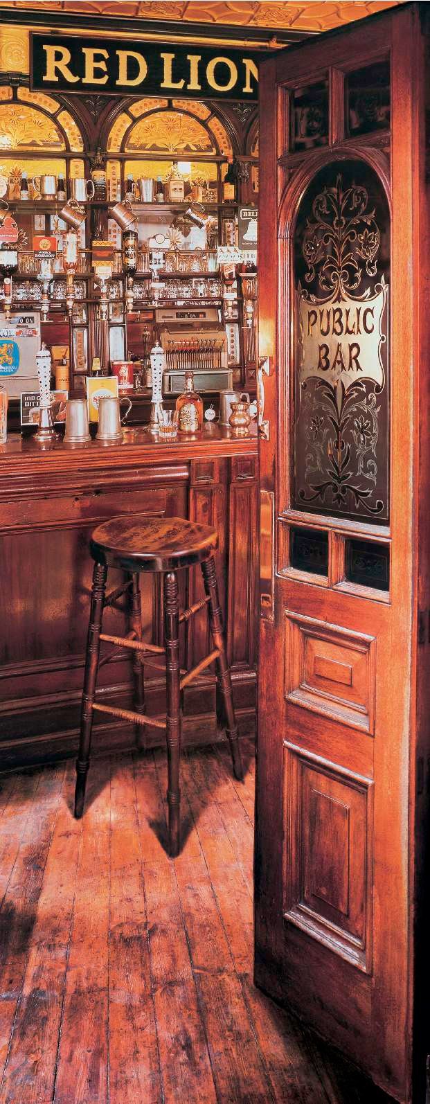 Papermoon Fototapete Red Lion Pub - günstig online kaufen