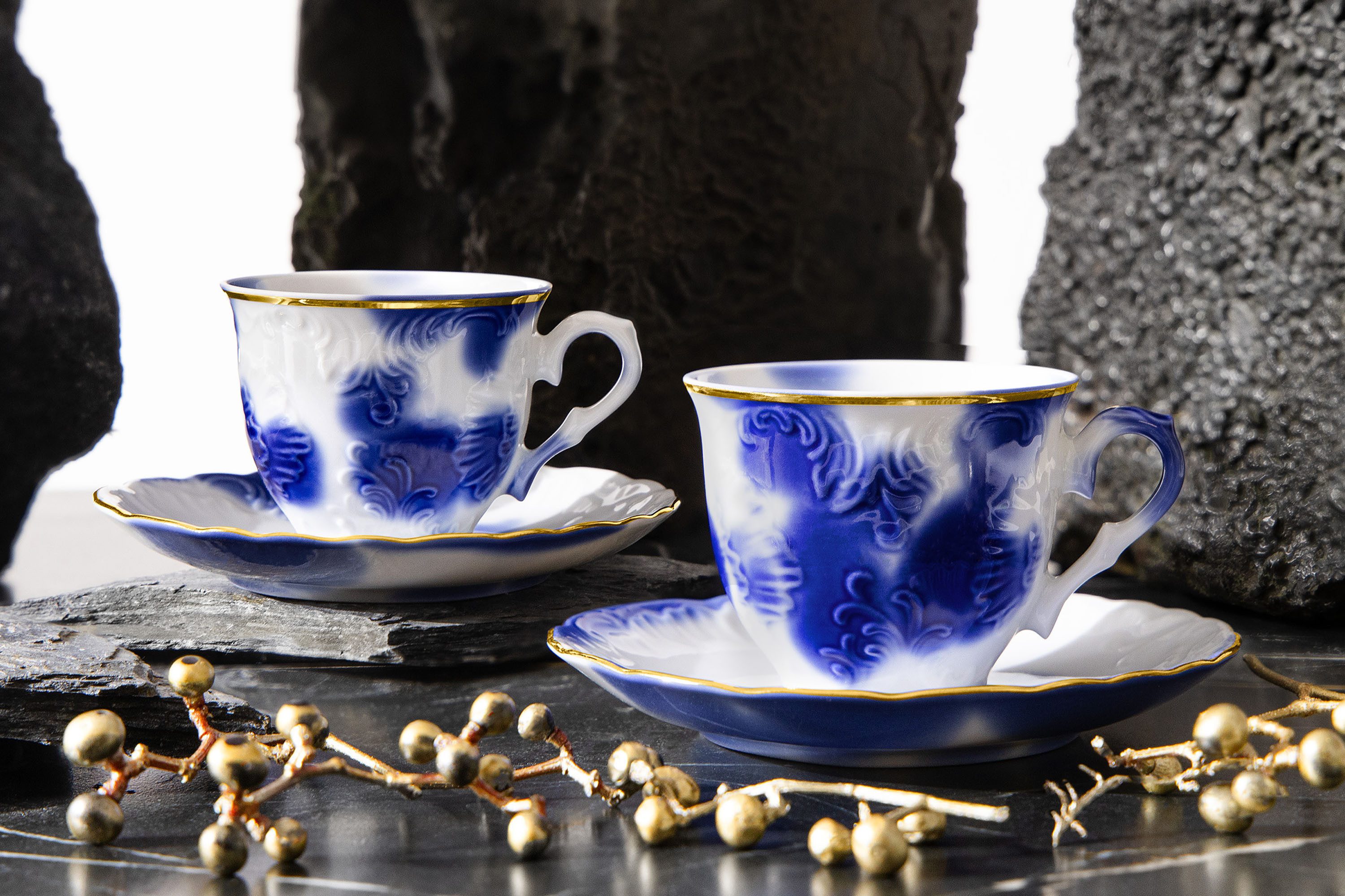 KONSIMO® Kaffeeservice CMIELOW ROCOCO Kaffeetassen-Set für 2 Personen, handgefertigt (4-tlg), 2 Personen, Porzellan, Hochwertiges Prestige-Hartporzellan, in echtem Gold bemalt