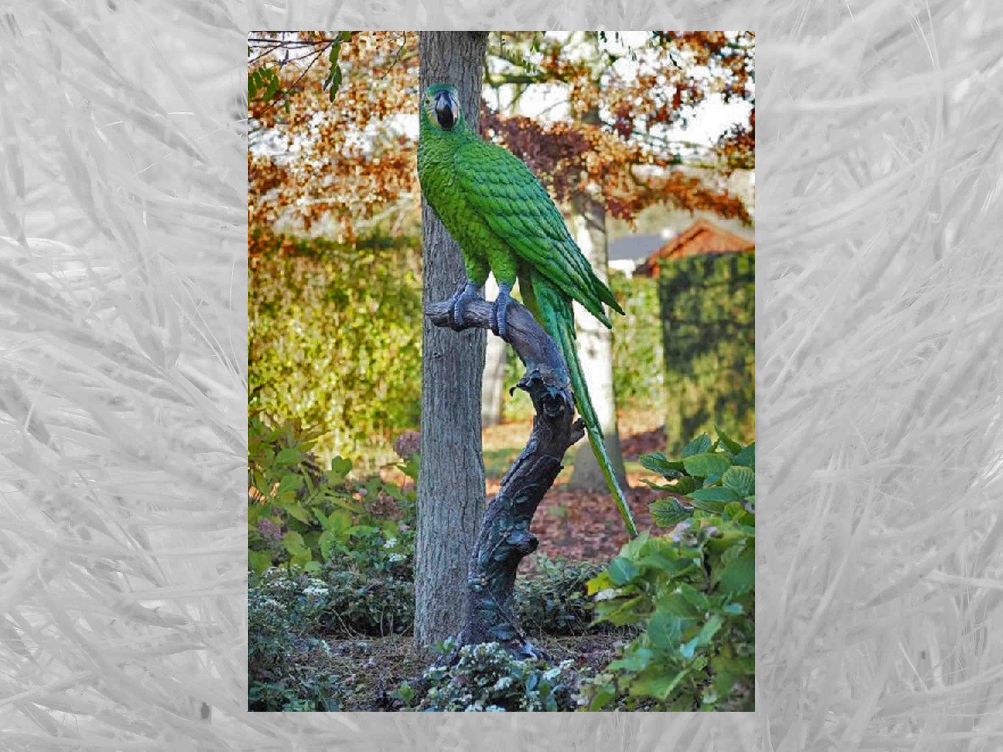 IDYL Gartenfigur IDYL Bronze-Skulptur Papagei grün auf Stamm, Bronze