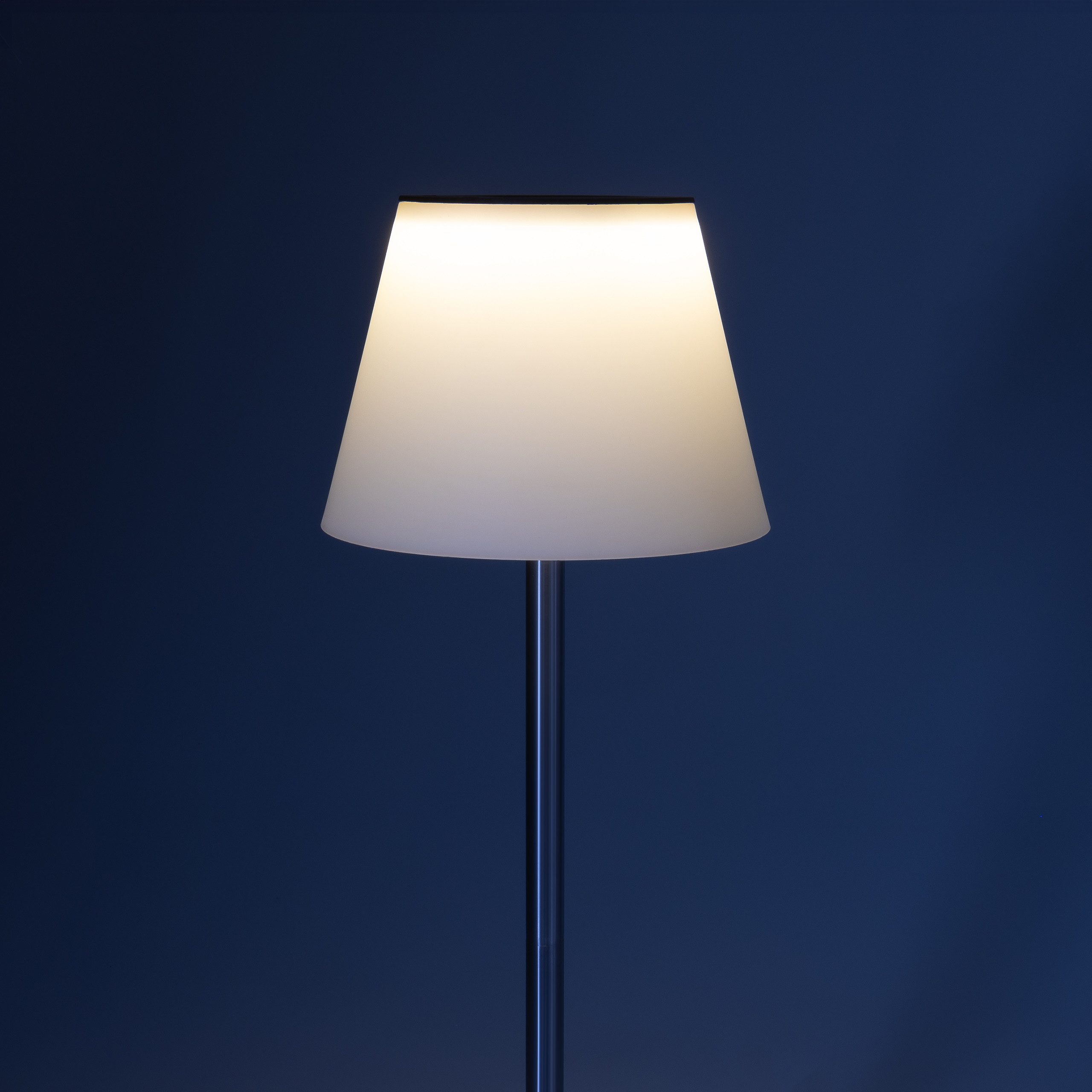 IC Gardenworld LED Solarleuchte LED Solar Standleuchte zum Stecken für den Garten, LED fest integriert, warm-weiß, ca. 110 cm hoch, Milchglas-Optik, Stehlampe – Bild 2 von 4