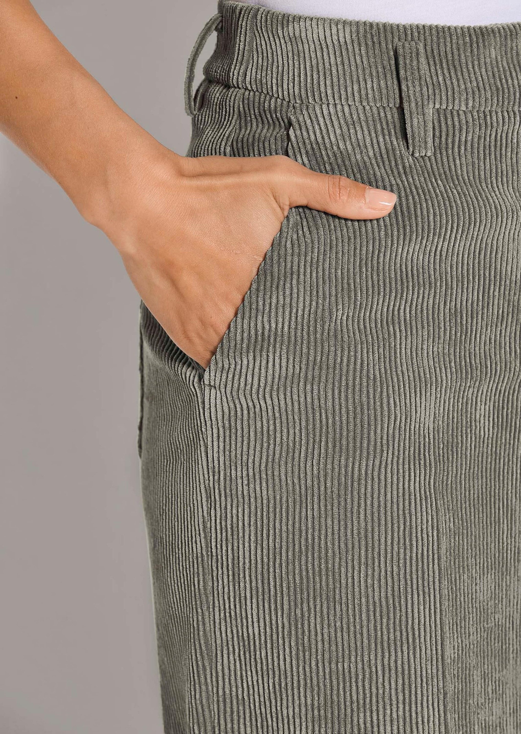MADELEINE Cordhose Weite Cordhose mit Bügelfalten Modische Cordhose mit Stretch und Gürtelschlaufen
