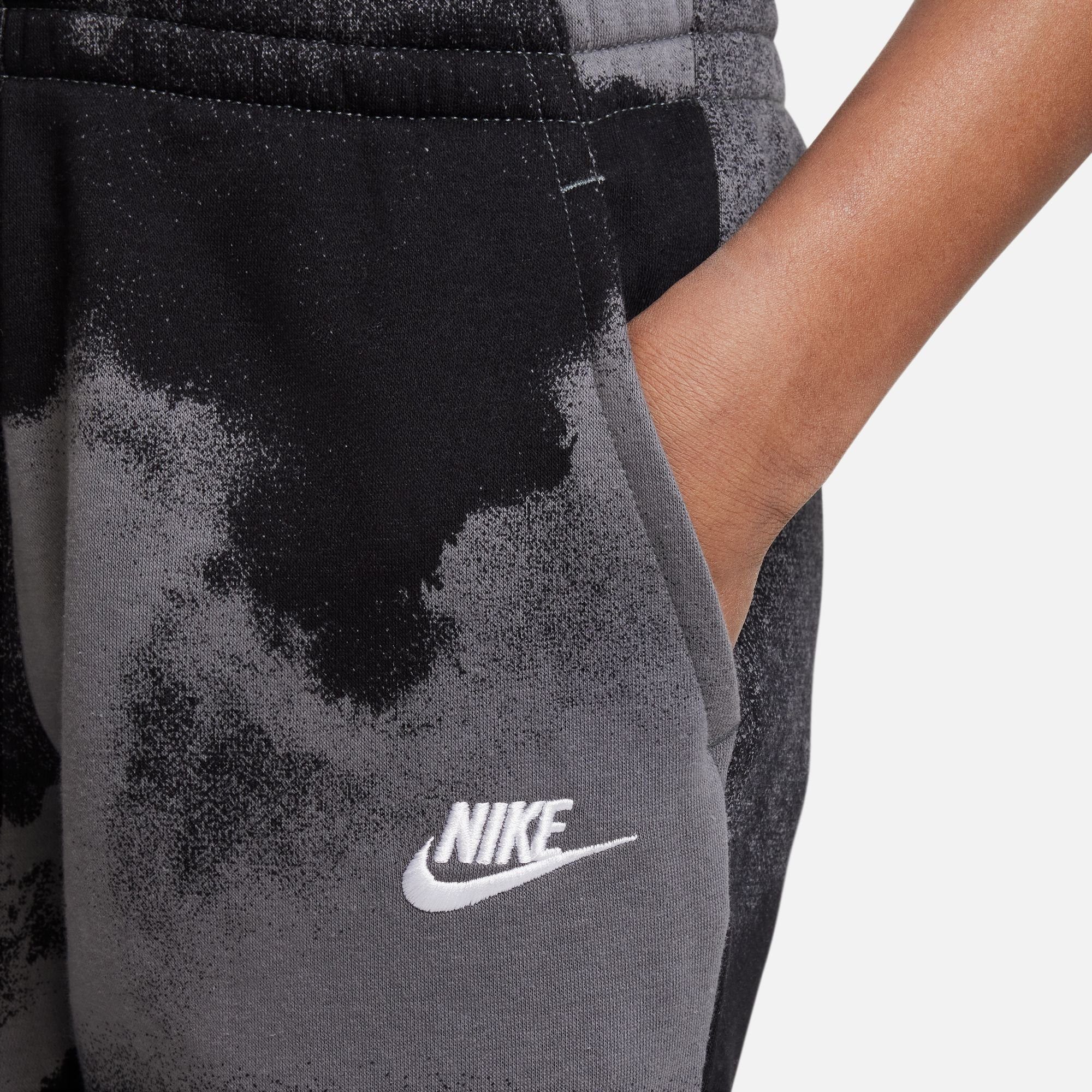 JOGGER AOP FLC Sportswear BLACK/IRON Jogginghose Nike HBR GREY/WHITE für K CLUB - WASH Kinder