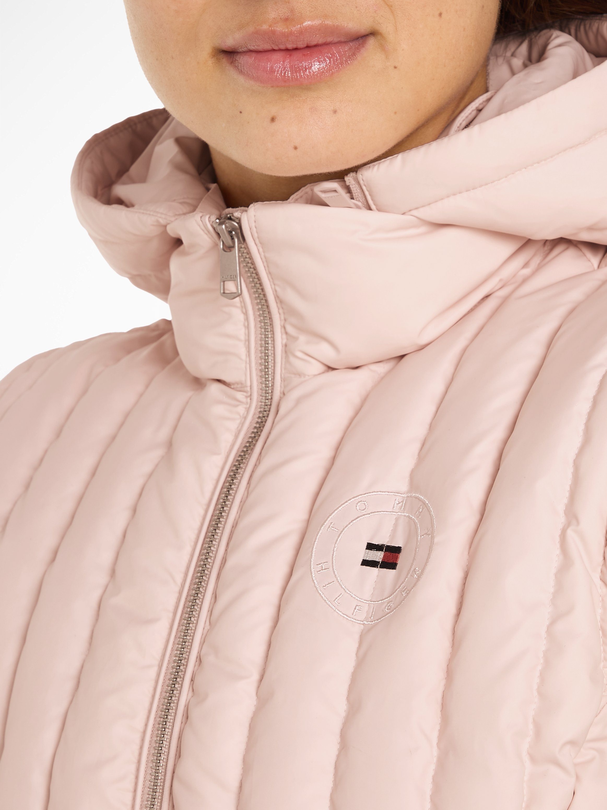 Tommy Hilfiger VEST LW Whimsy_Pink Daunenweste Logostickerei mit FEMININE DOWN