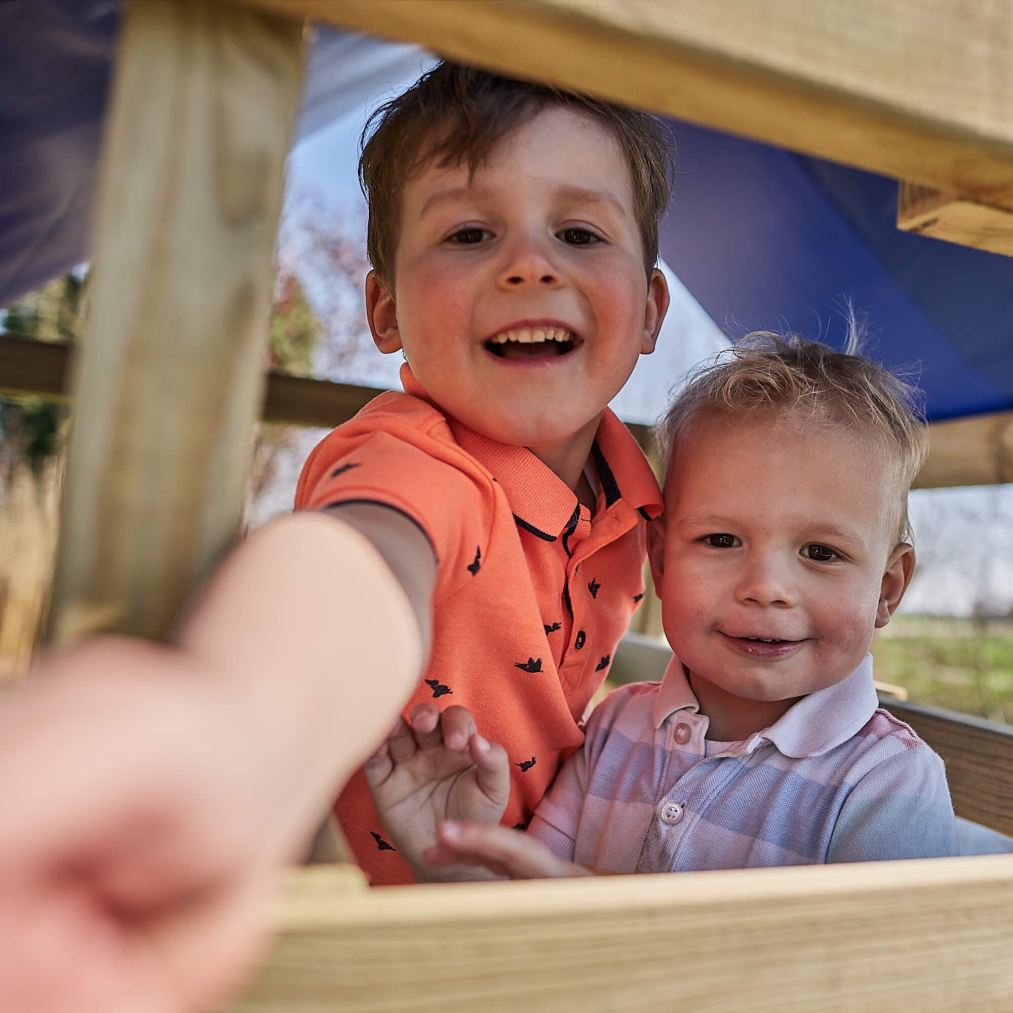 Wickey Spielturm-Erweiterung Handgriffe-Set – 2 Kunststoffgriffe für Spieltürme & Schaukeln, (Komplettset Inkl. 4x Schrauben, 4x Unterlegscheiben, 4x rote Abdeckkappen, Ergonomische Fingerform – ideal für kleine Kinderhände), WETTERFEST & UV-BESTÄNDIG – ideal für dauerhaften Einsatz im Freien