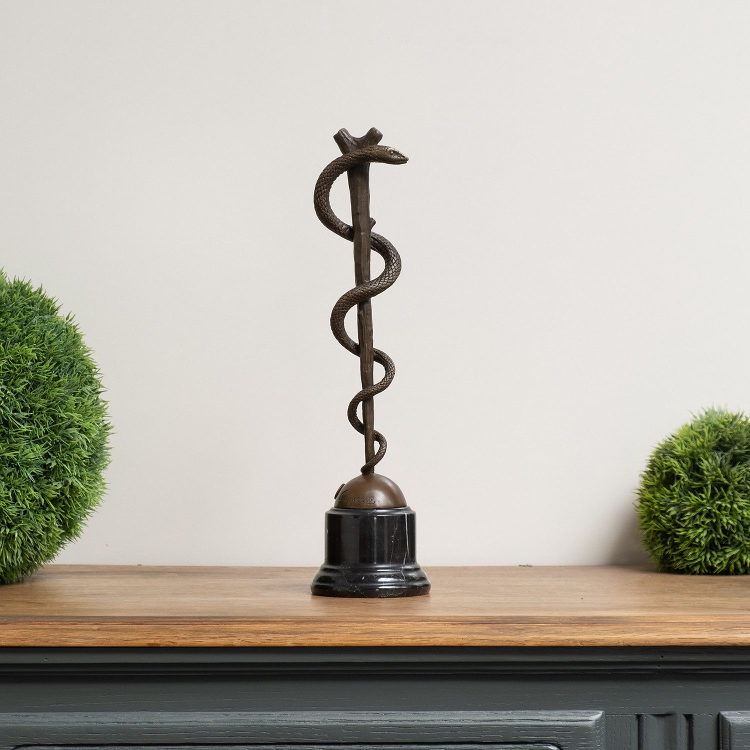 Moritz Skulptur Bronzefigur Äskulapstab mit Schlange auf Marmorsockel