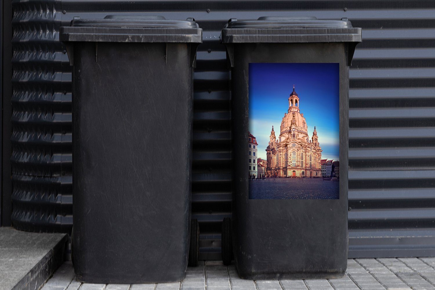 Wandsticker Mülltonne, blauem Stadt MuchoWow Abfalbehälter Sticker, Dresden in vor deutschen St), der Mülleimer-aufkleber, Himmel Container, (1 Frauenkirche