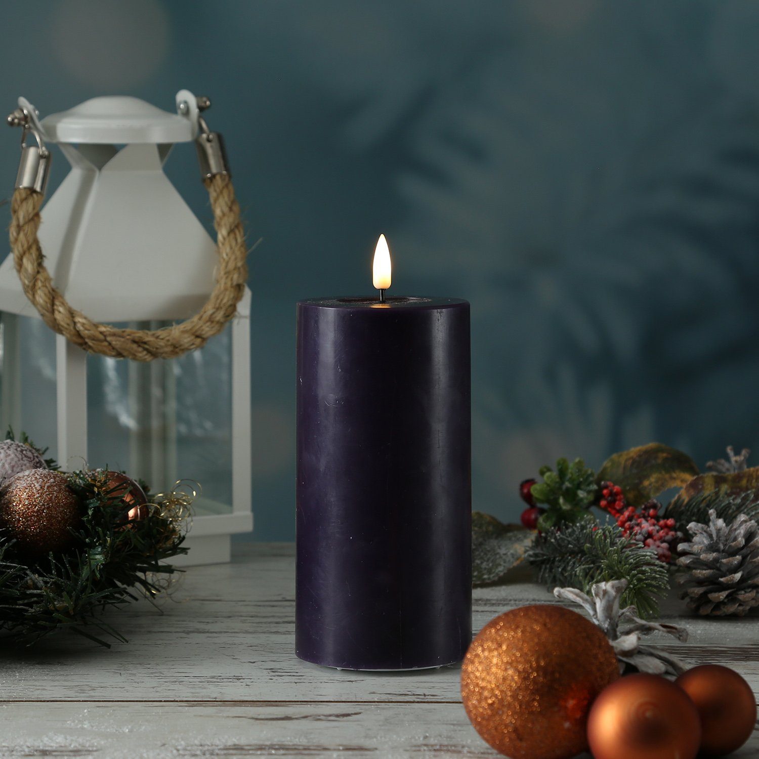 Deluxe Homeart LED-Kerze Mia Deluxe Echtwachs Wachsspiegel flackernd H: 15cm D:7,5cm dunkellila, LED Classic, warmweiß (2100K bis 3000K)