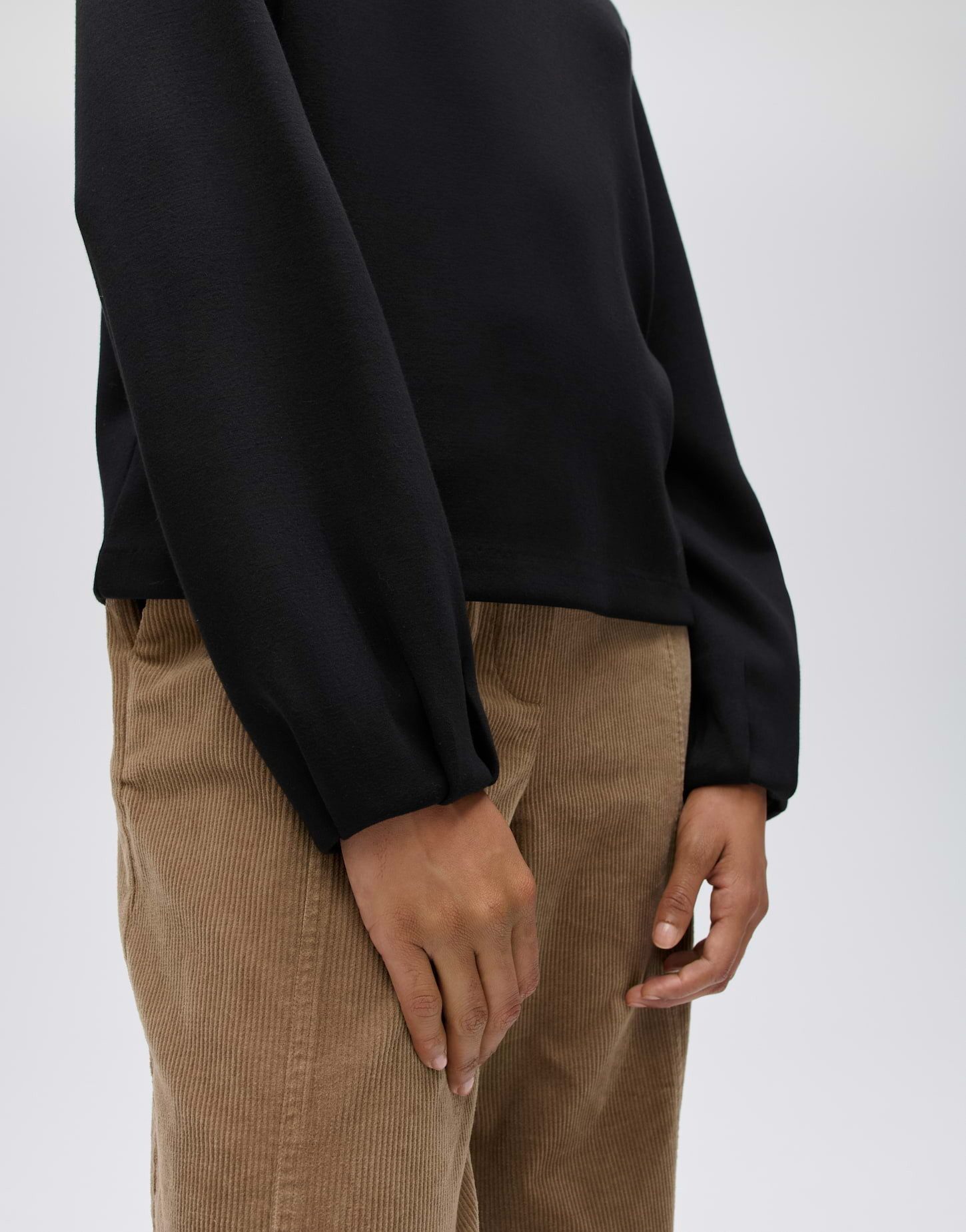 OPUS Sweatshirt Gisinna aus weicher Sweatware Verkürzte Silhouette mit feinem Faltendetail am Ärmel – Bild 5 von 5