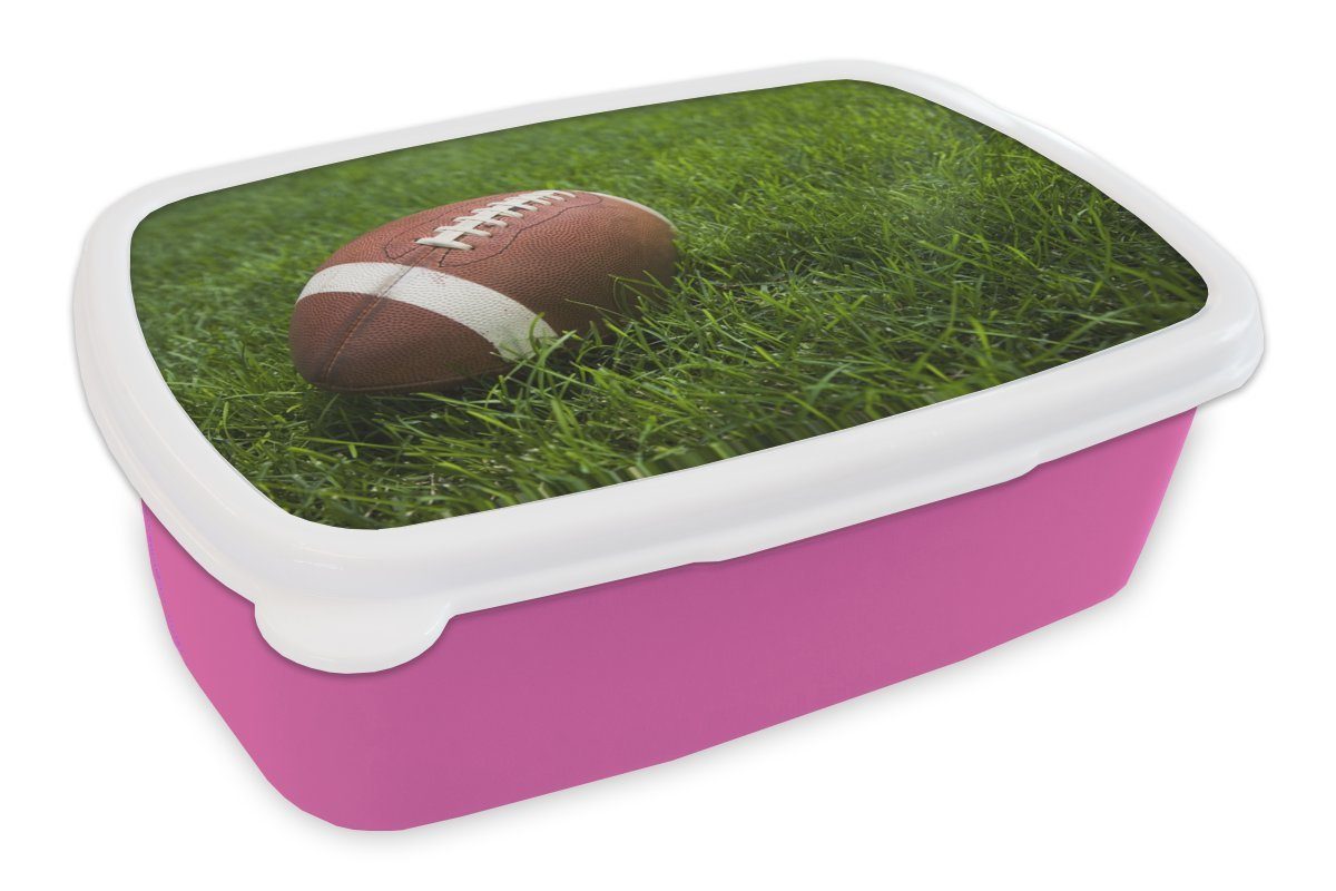 MuchoWow Lunchbox Nahaufnahme eines American Football im grünen Gras, Kunststoff, (2-tlg), Brotbox für Erwachsene, Brotdose Kinder, Snackbox, Mädchen, Kunststoff rosa