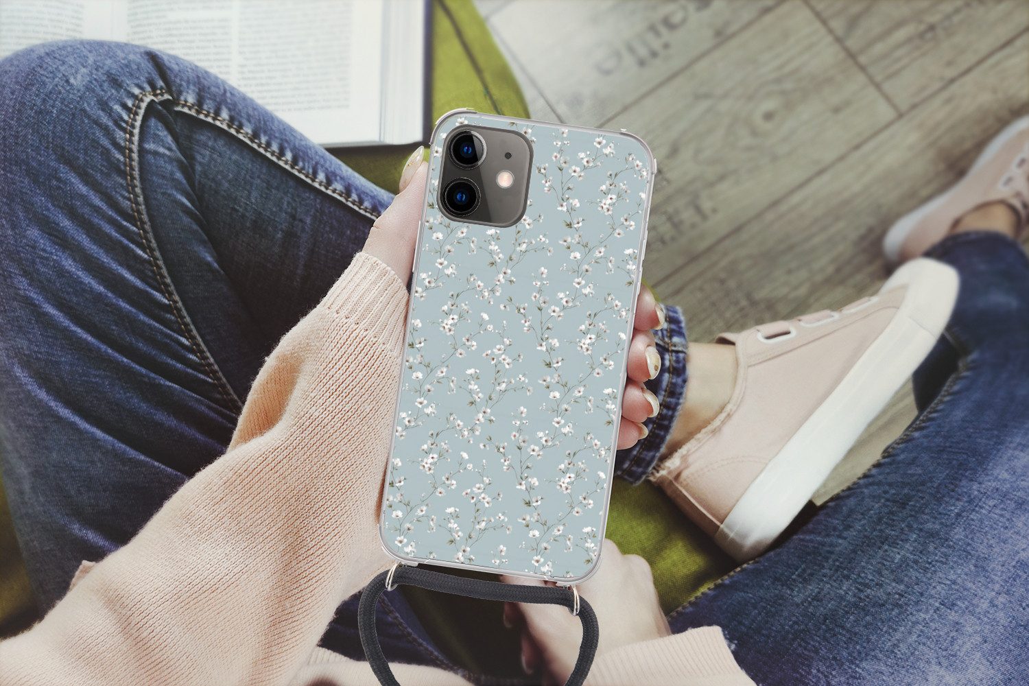 MuchoWow Handyhülle für Apple iPhone 11 Klassisch - Blumen - Blau, Tragbare Handyhüllen mit Kette zum umhängen, Handykette Handyband
