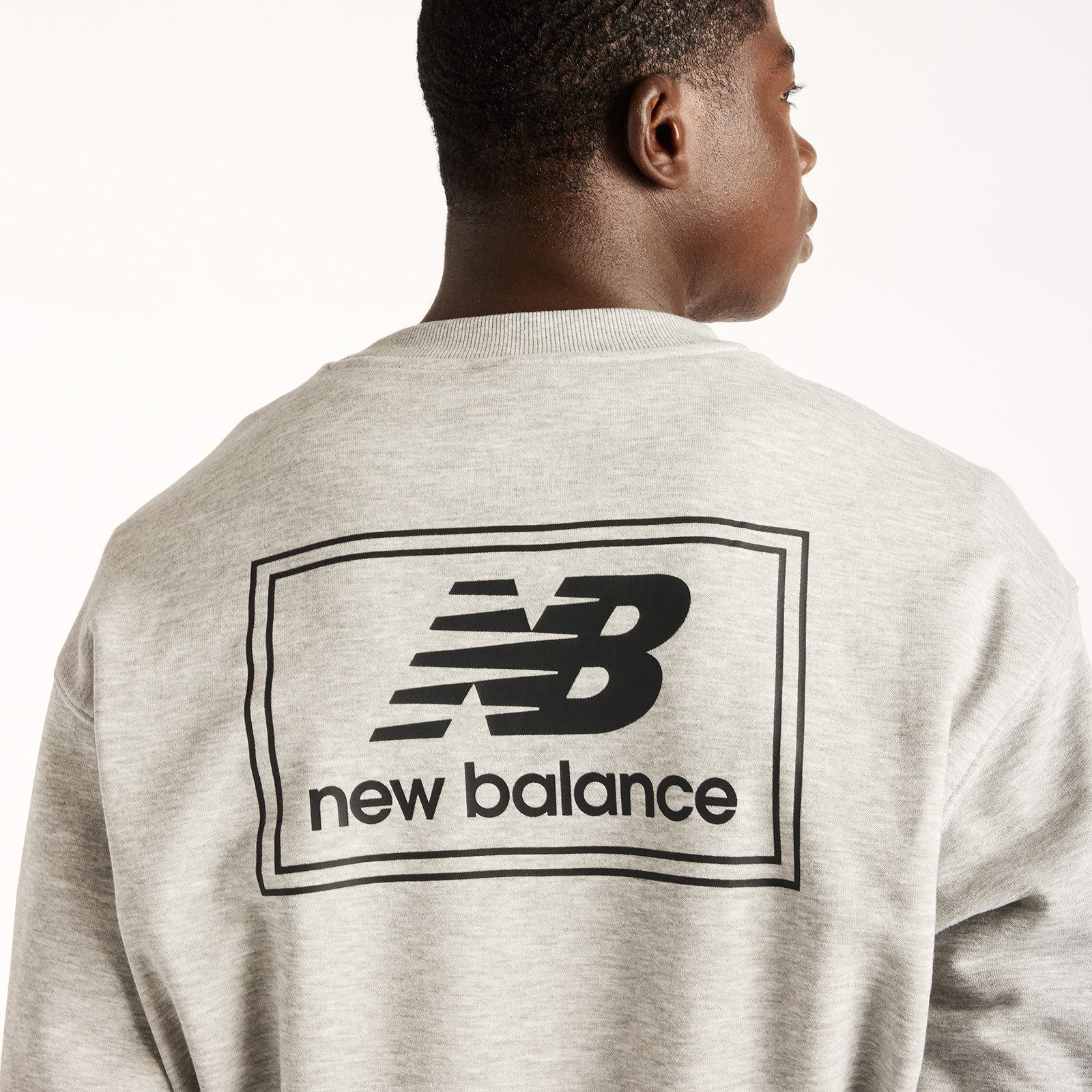 New Balance Sweatshirt WOVEN LABEL CREW klassischer Schnitt, mit Grafik-Print auf dem Rücken – Bild 5 von 5
