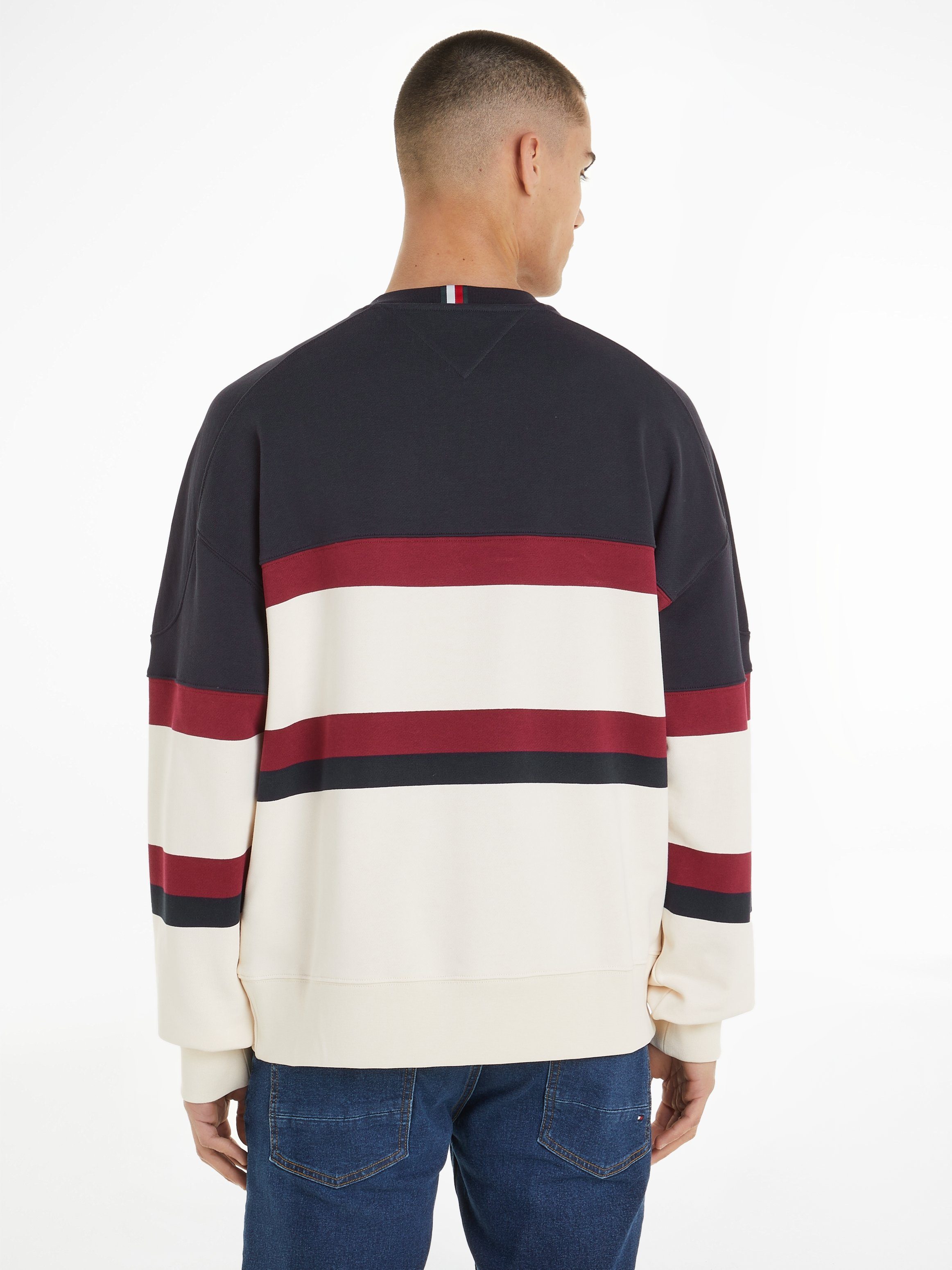 Tommy Hilfiger Sweatshirt MONOTYPE COLOR BLOCK SWEATSHIRT mit modischem  Logoschriftzug auf der Brust