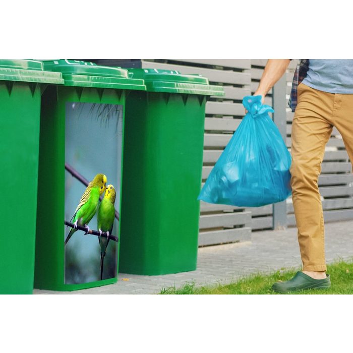 MuchoWow Wandsticker Zwei leuchtend grüne Sittiche auf einem Ast (1 St) Mülleimer-aufkleber Mülltonne Sticker Container Abfalbehälter