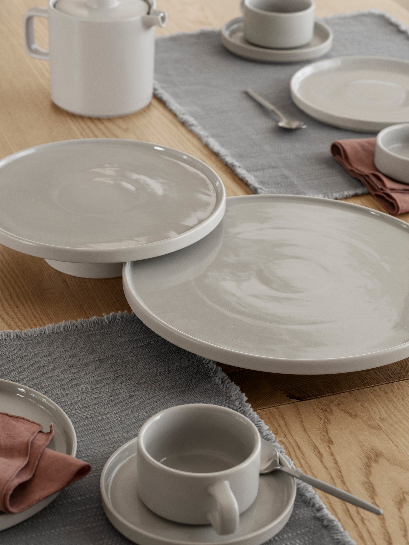 blomus Tortenplatte -PILAR- Kuchenplatte, Servierplatte: Design Platte aus Keramik, S, (1x Tortenplatte), Matt & glänzend, Spülmaschinenfest, Lebensmittelecht