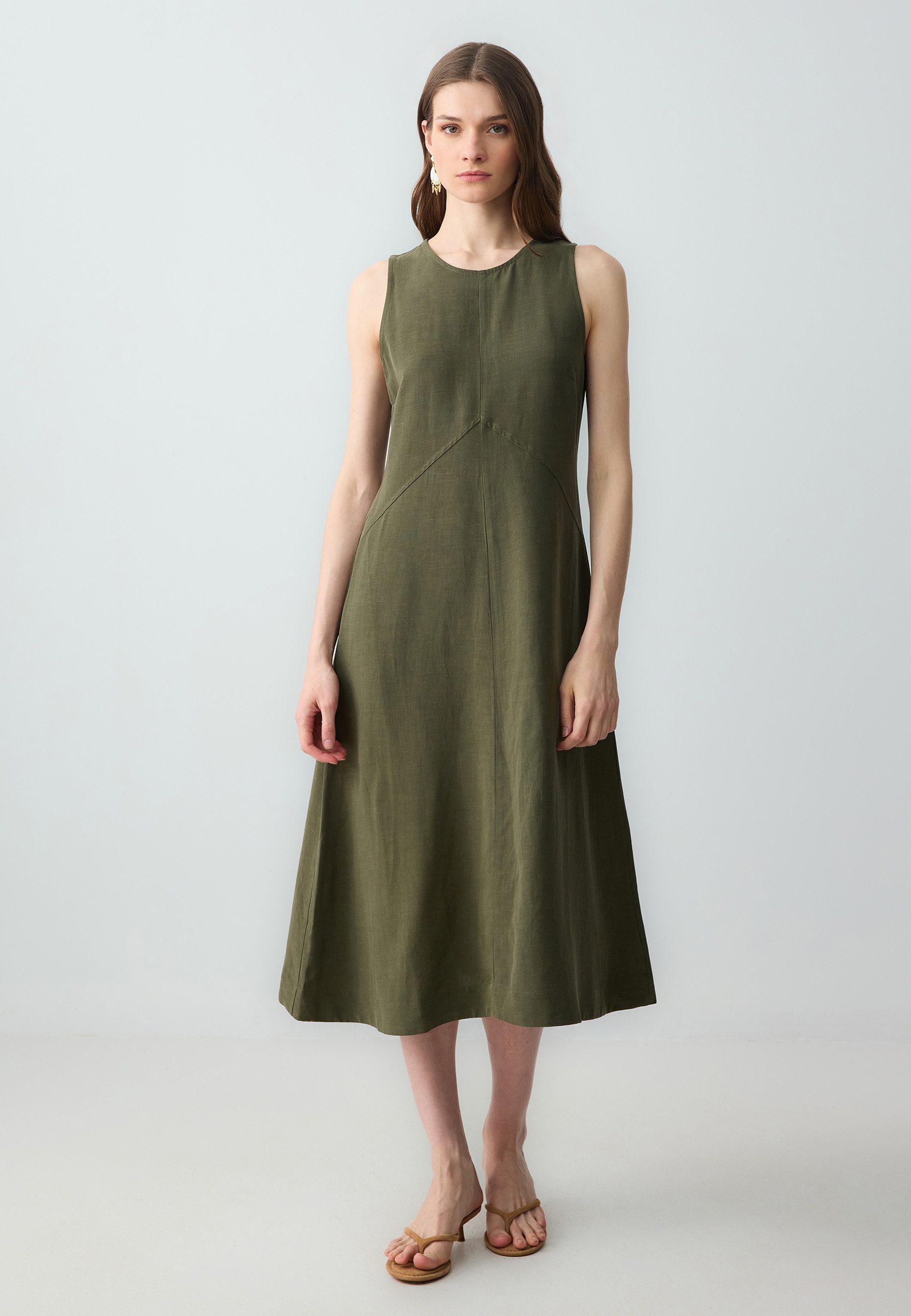 Midikleid Locker Geschnittenes Gewebtes Khakikleid Mit Rundhalsausschnitt
