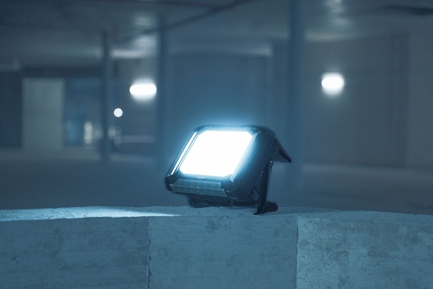 Brennenstuhl LED Baustrahler Multi Battery LED Akku Baustrahler 3000 MA, LED fest integriert, Arbeitsleuchte kompatibel mit 18V Akkus 11 verschiedener Hersteller